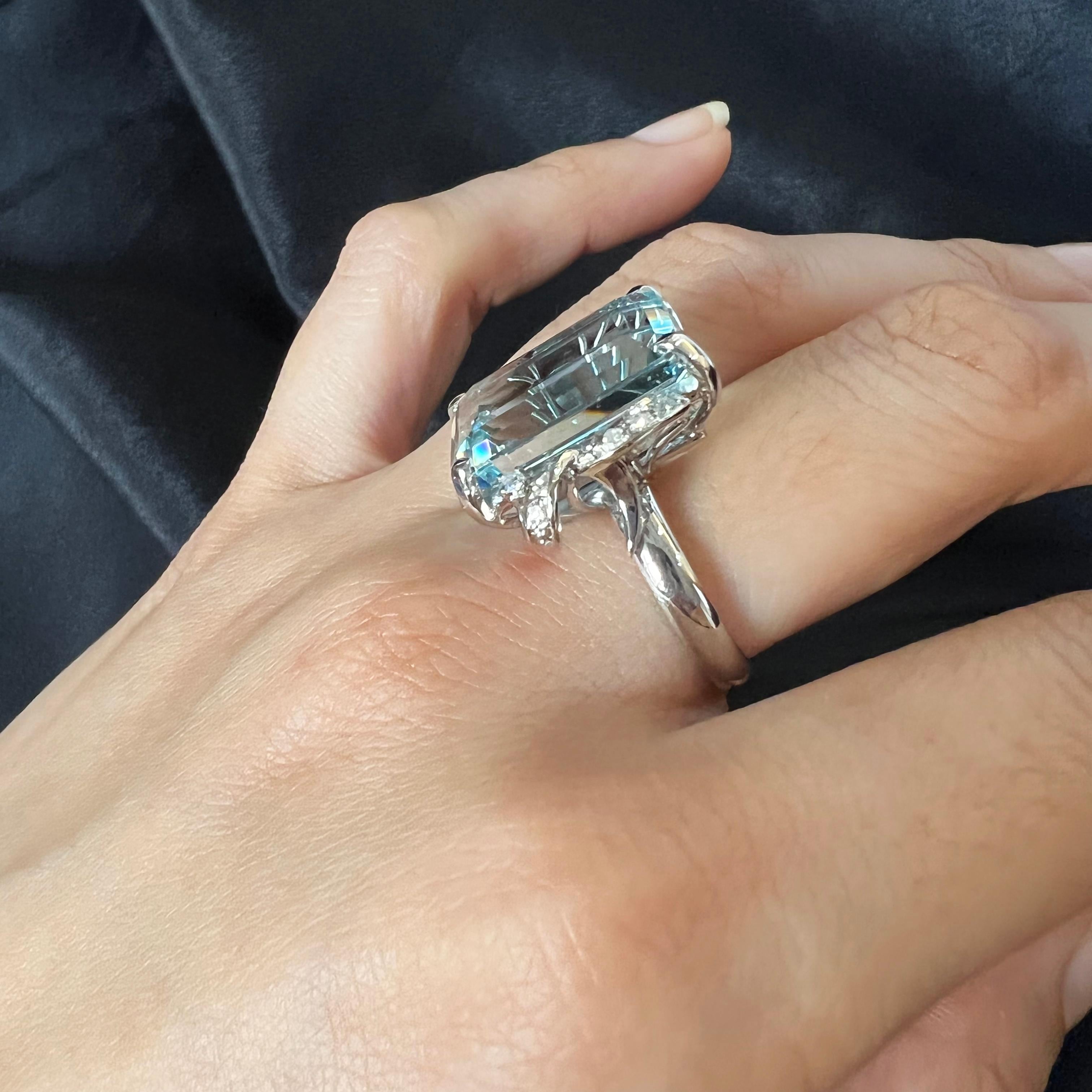 Modern Aquamarine and Diamond 18 Carat White Gold Cocktail Ring For Sale