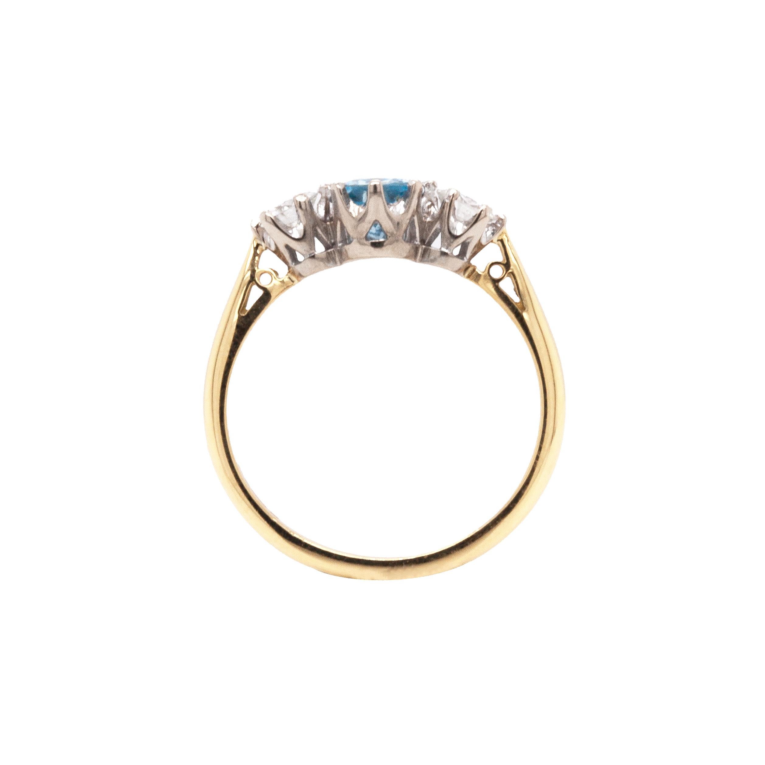 Moderne Bague de fiançailles à trois pierres en or blanc et jaune 18 carats, aigue-marine et diamant en vente
