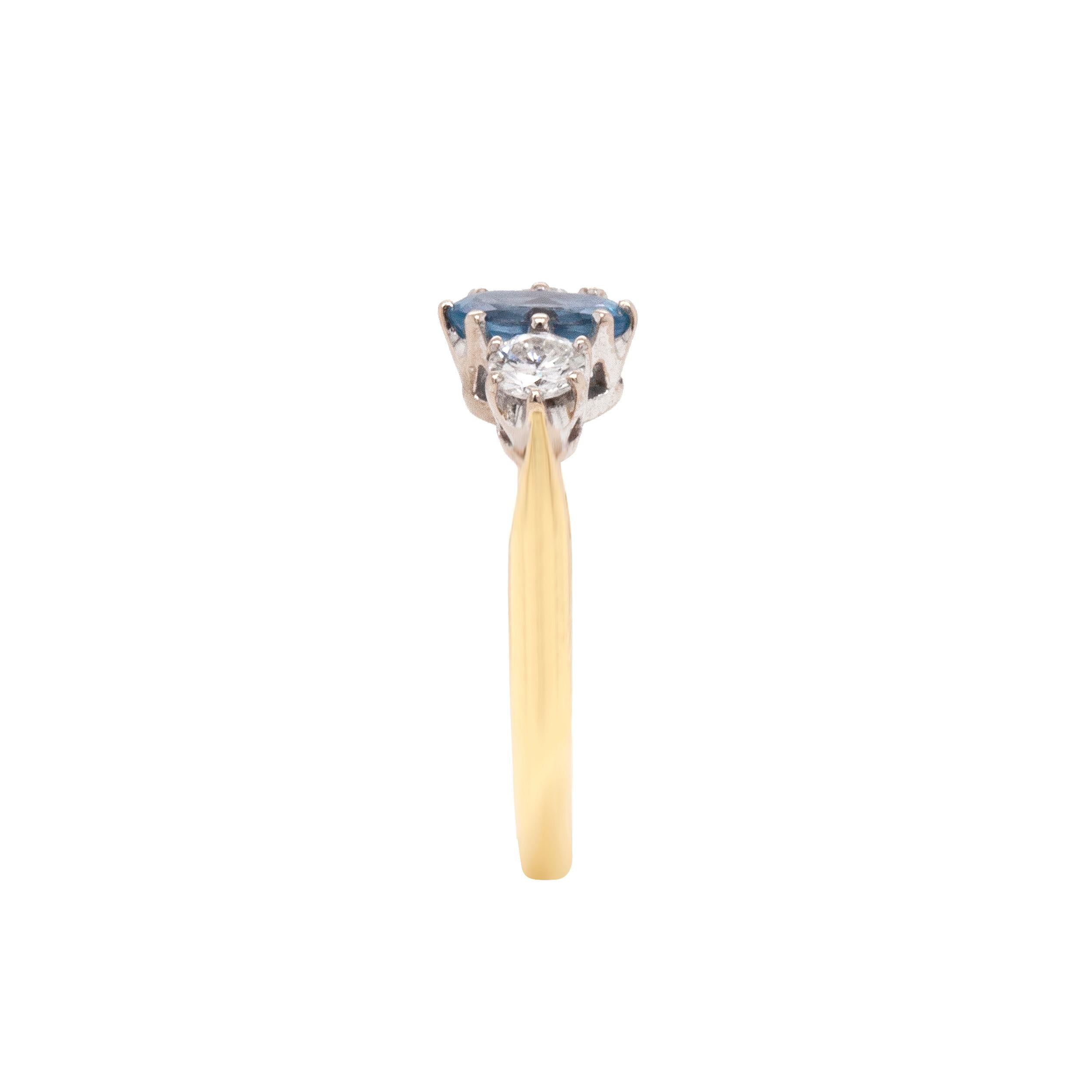 Taille ovale Bague de fiançailles à trois pierres en or blanc et jaune 18 carats, aigue-marine et diamant en vente