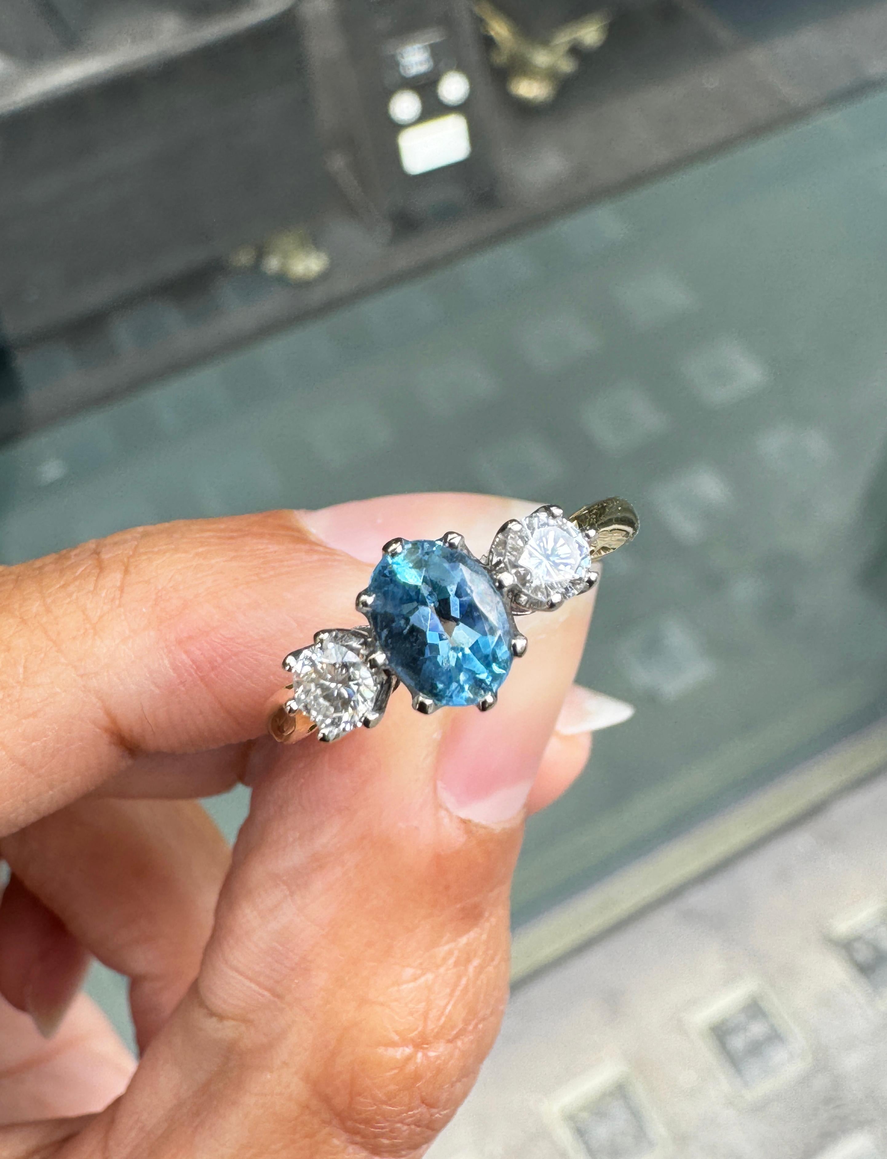 Bague de fiançailles à trois pierres en or blanc et jaune 18 carats, aigue-marine et diamant en vente 1