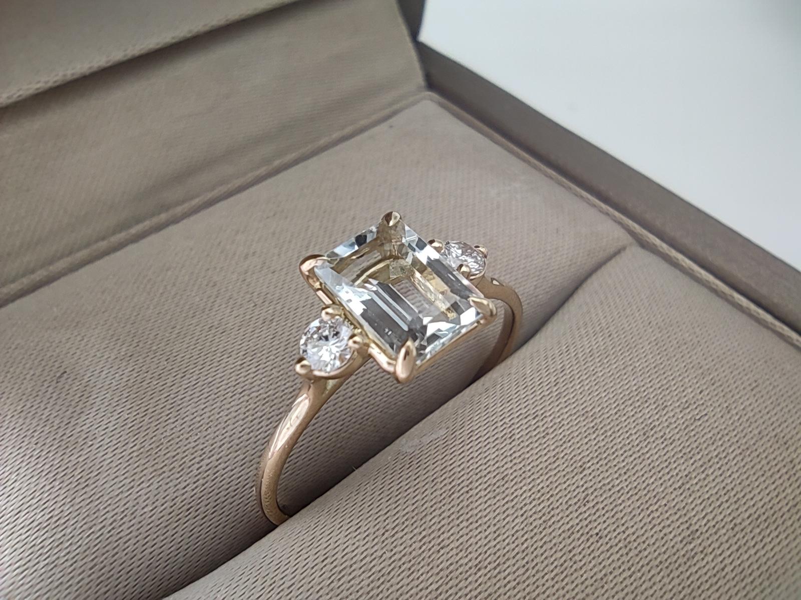 Aquamarine and Diamond 18K Gold Ring:  Make Every Day of You Life Feel Special In New Condition For Sale In MADRID, ES
