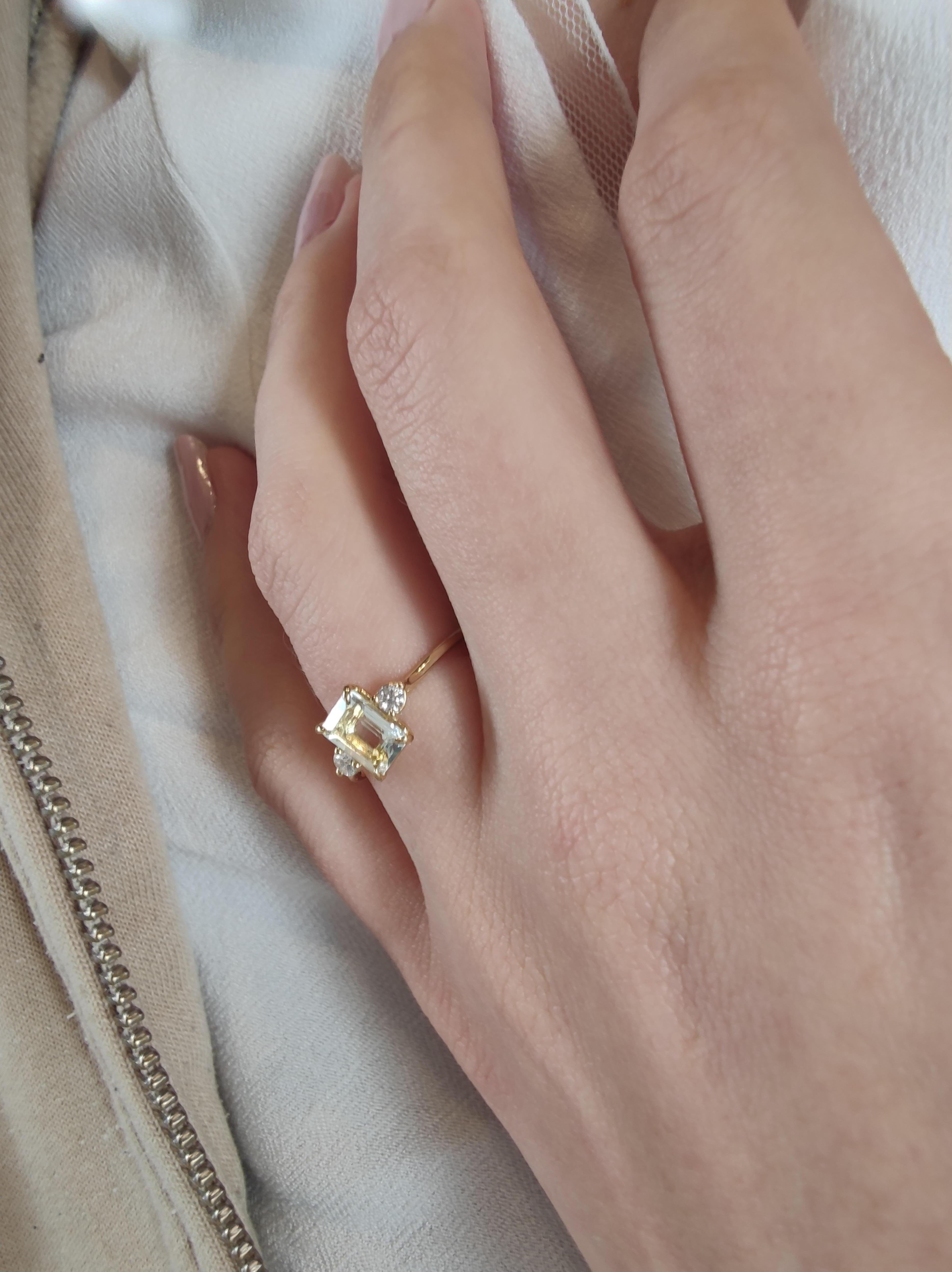 
Discover daily elegance with our 18K Gold Ring, featuring a beautiful Aquamarine and subtle Diamonds. A versatile piece, perfect for all ages, that will add a special touch to every occasion.

 GEMSTONES: 
1 Aquamarine
 Cut: Emerald
Dimensions: