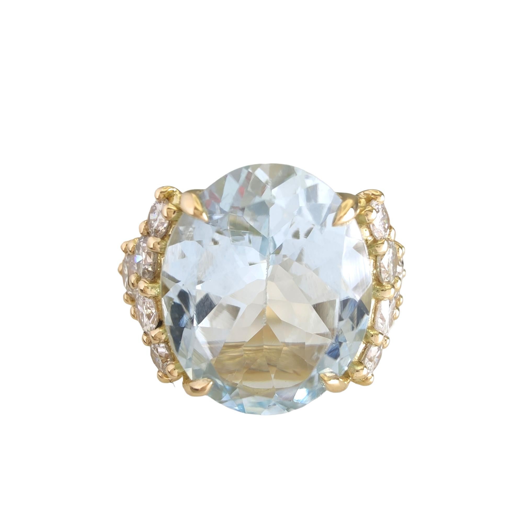 2.69 Carat Aquamarine and 0.25 Carat Diamond Ring in 18k Yellow Gold For Sale 2