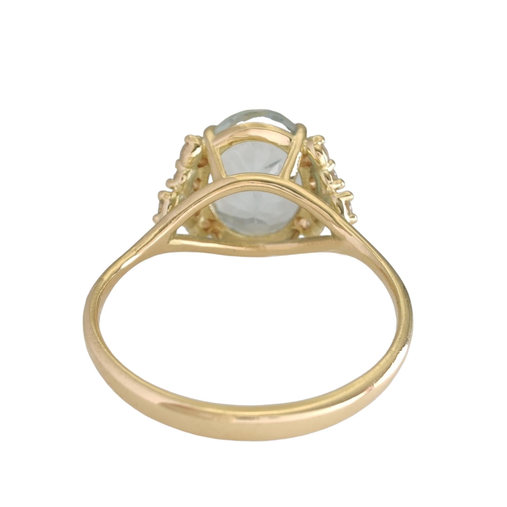 2.69 Carat Aquamarine and 0.25 Carat Diamond Ring in 18k Yellow Gold For Sale 4
