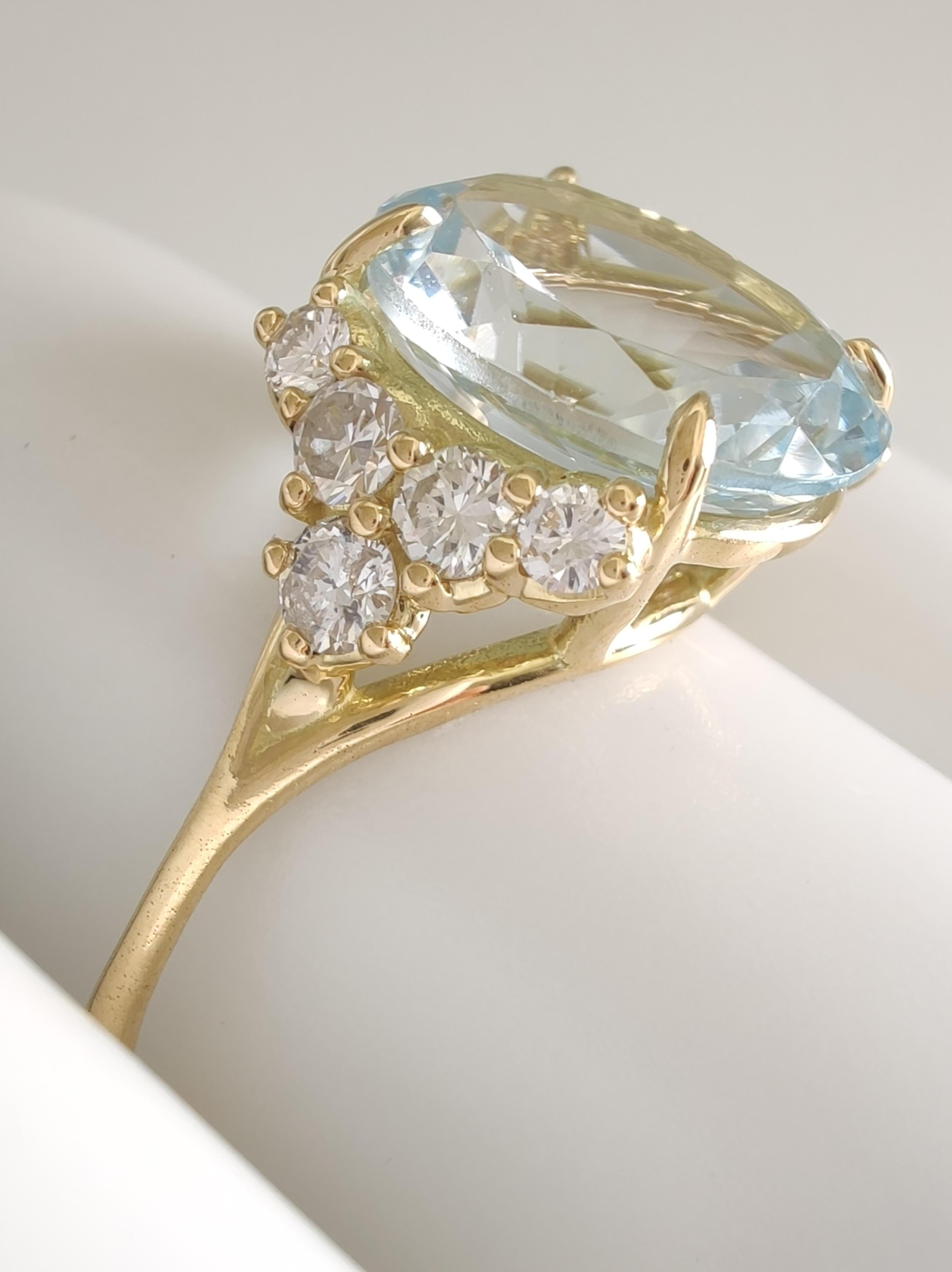 Oval Cut 2.69 Carat Aquamarine and 0.25 Carat Diamond Ring in 18k Yellow Gold For Sale