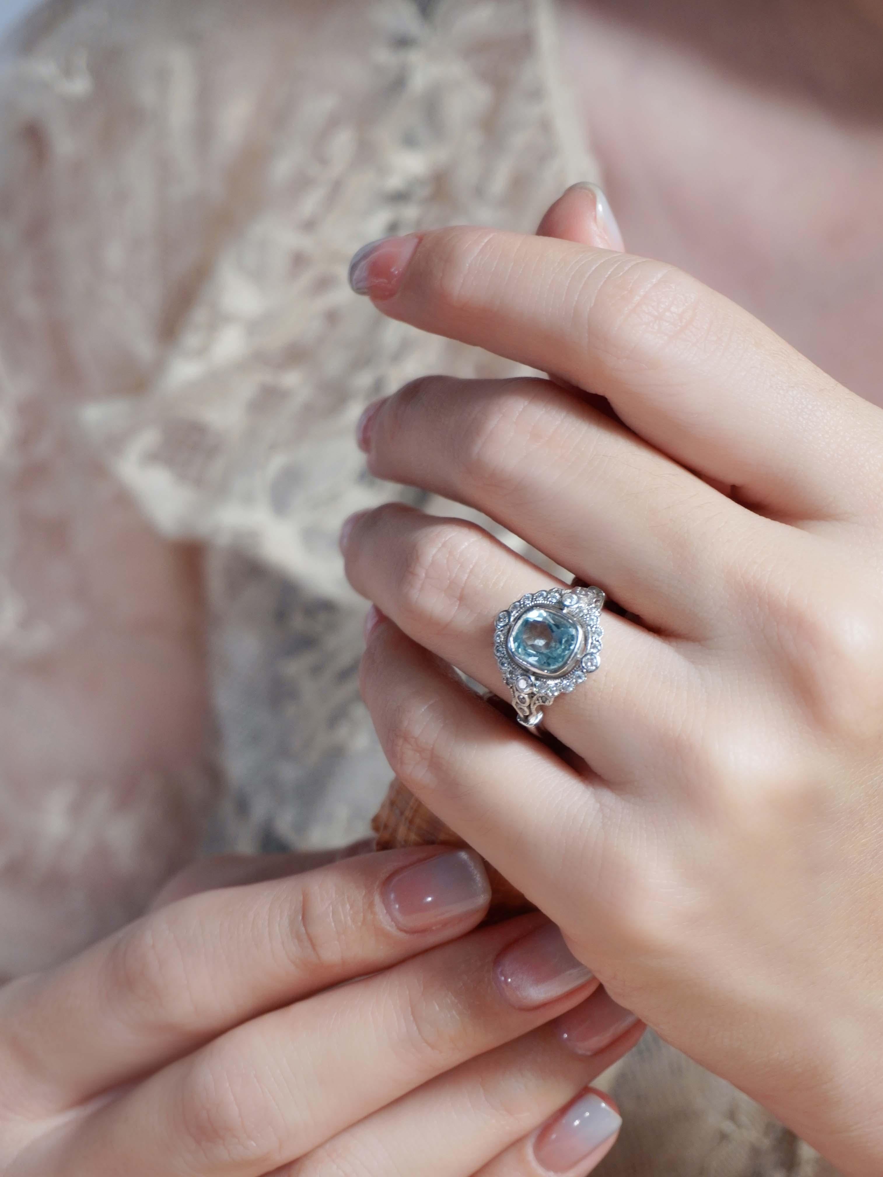 Anillo de compromiso con halo de aguamarina y diamantes estilo antiguo en oro blanco de 18 quilates Corte cojín en venta