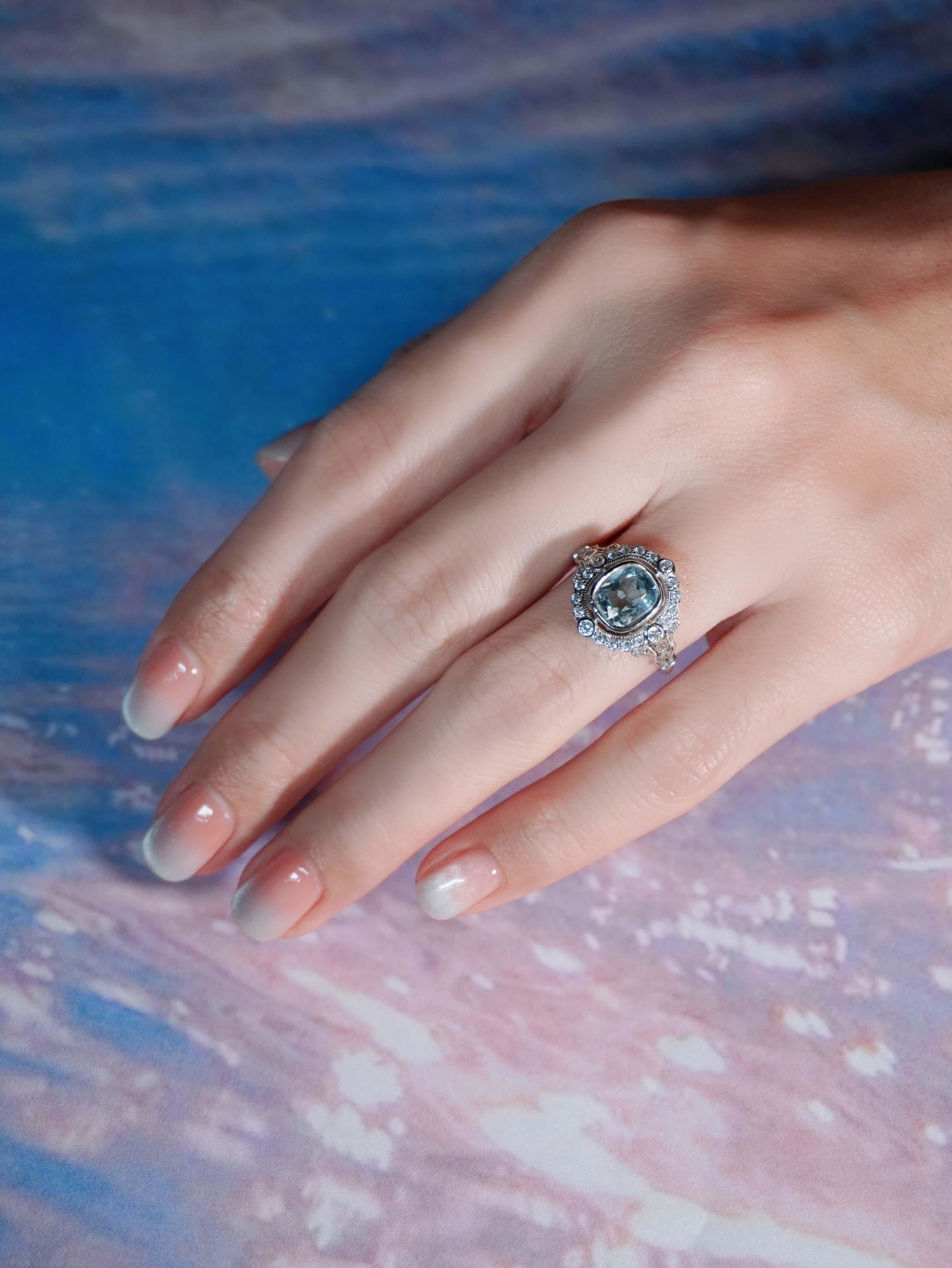 Anillo de compromiso con halo de aguamarina y diamantes estilo antiguo en oro blanco de 18 quilates en Nuevo estado para la venta en Bangkok, TH