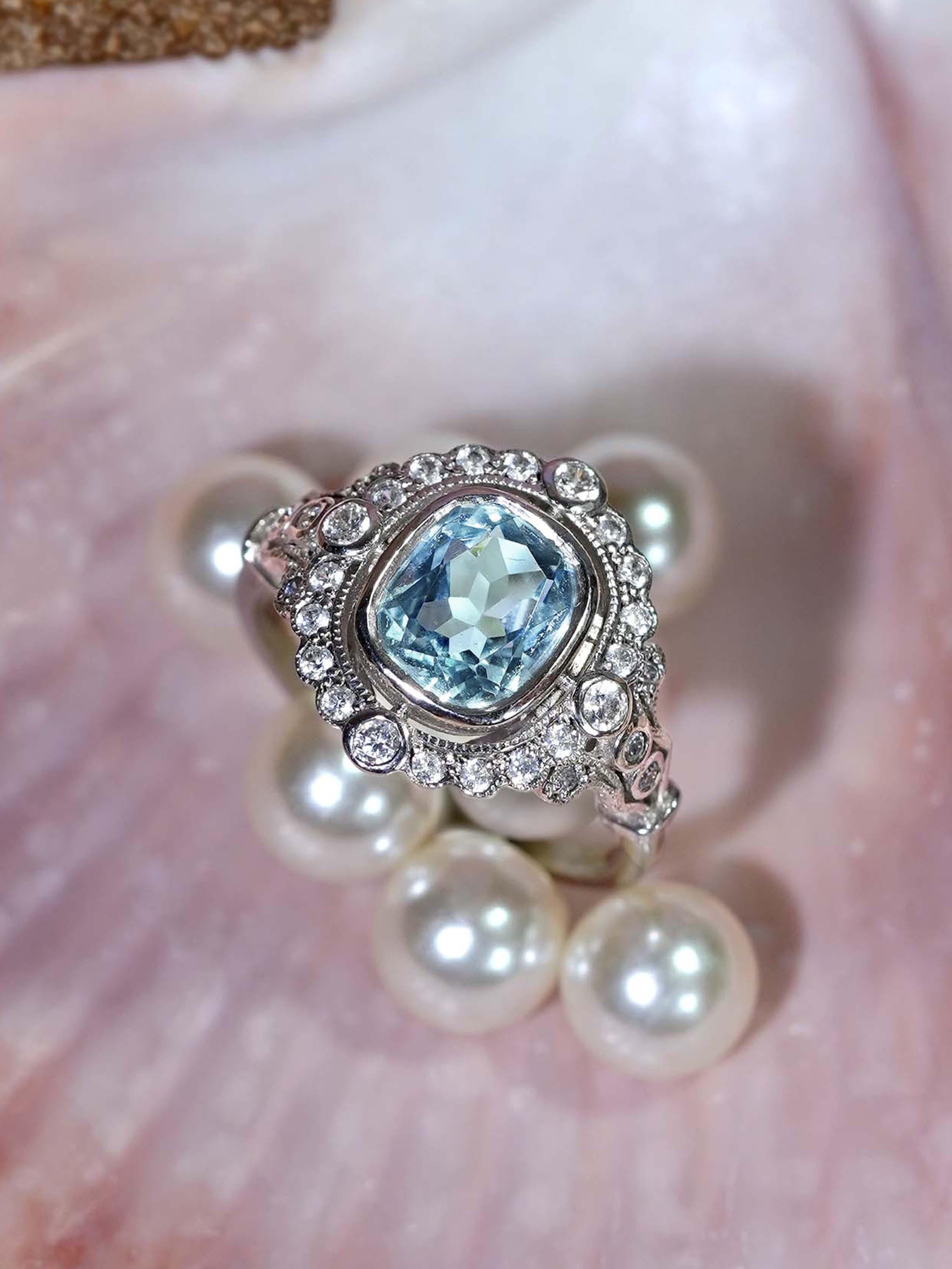 Anillo de compromiso con halo de aguamarina y diamantes estilo antiguo en oro blanco de 18 quilates en venta 1