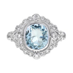 Anillo de compromiso con halo de aguamarina y diamantes estilo antiguo en oro blanco de 18 quilates