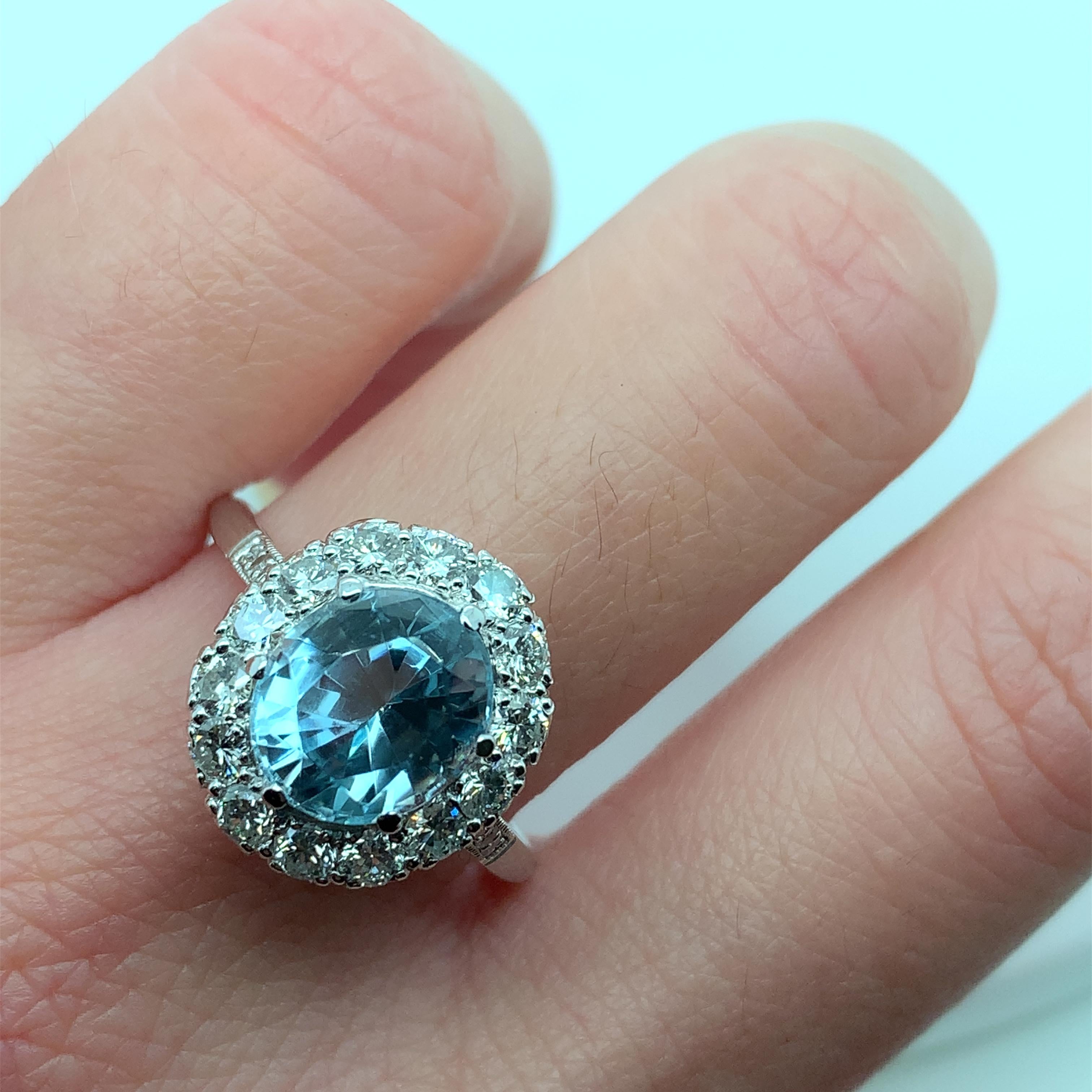 4,28ct Aquamarin und Diamant Art-Deco-Cocktail-Ring Platin
Aquamarin natürlicher Edelstein blaue Farbe oval geformt Gesamtgewicht 3,08ct natürlich unbehandelt
Diamanten runder Brillantschliff Gesamtgewicht 1,20ct F Farbe VS1 Reinheit
Ringgröße