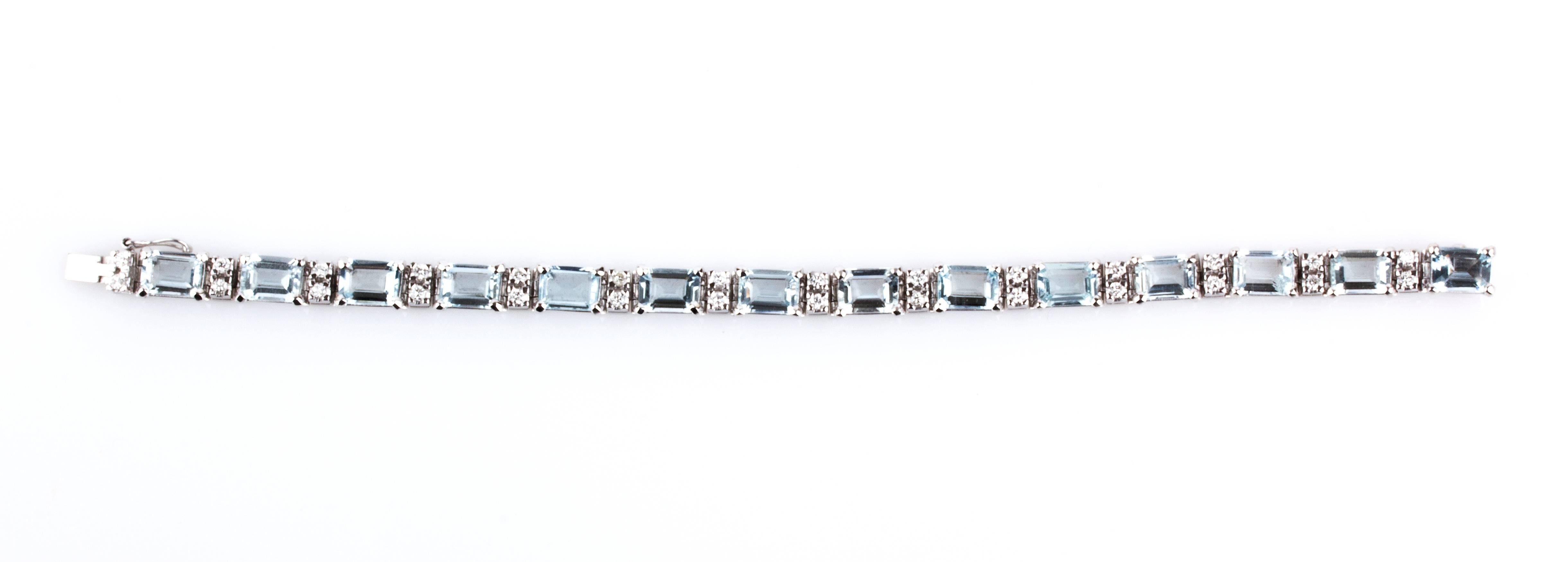 Realized in white gold, set with 14 aquamarines flanked by couple of brilliant cut diamonds. Weight 25.20 gr. Length 19 cm.
