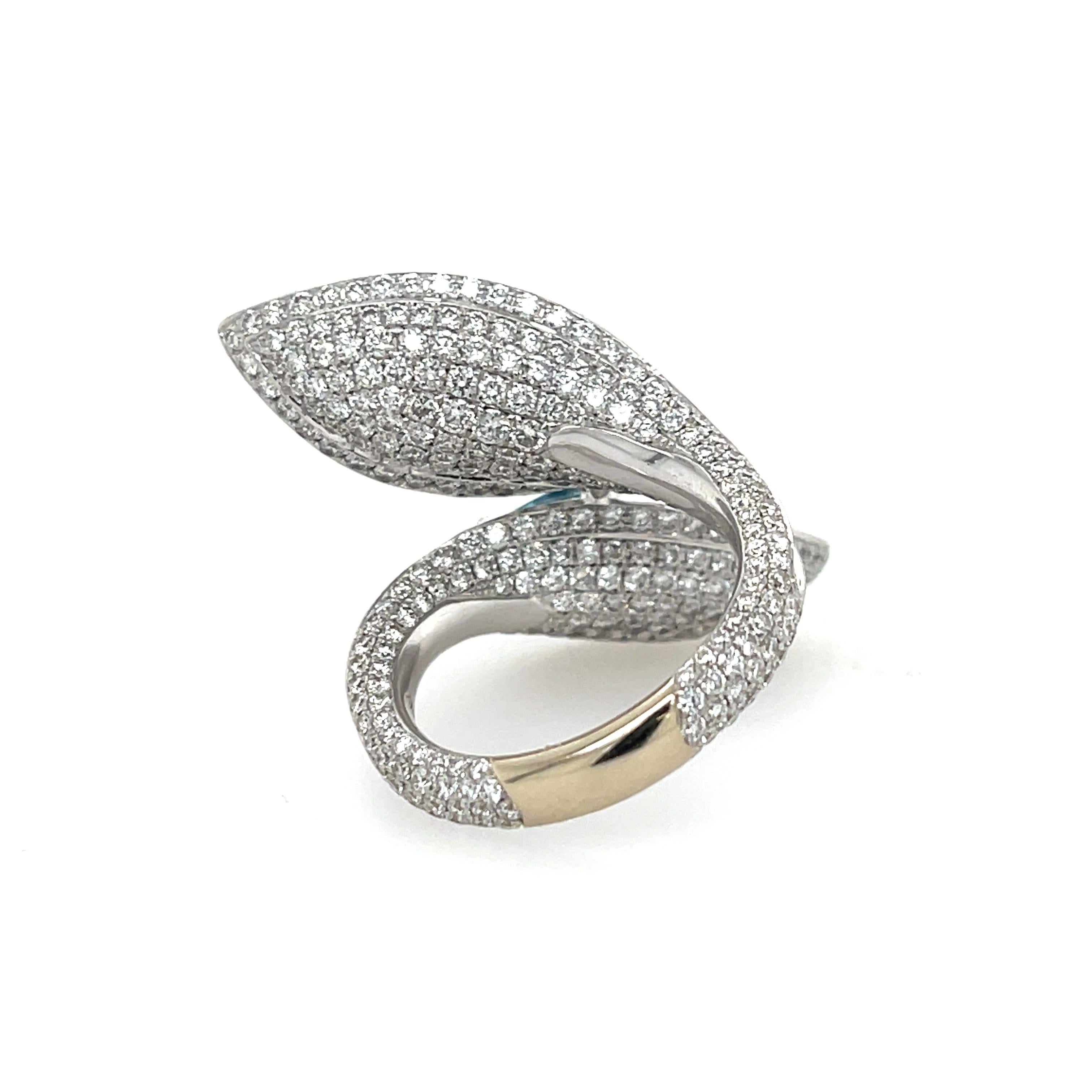 Bypass-Ring aus 18 Karat Weißgold mit Aquamarin und Diamant (Moderne) im Angebot