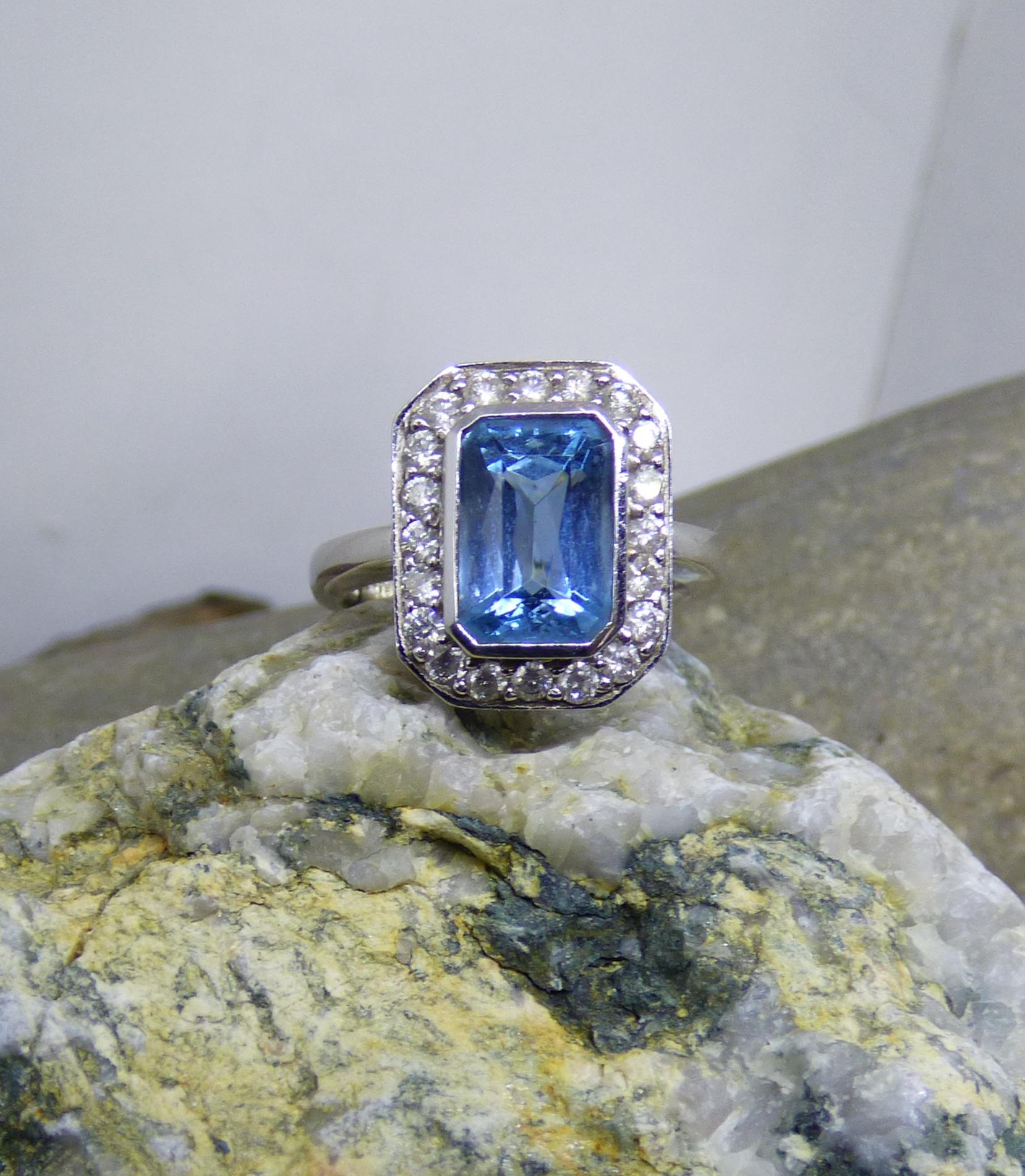 Modern Aquamarine and Diamond Cluster Ring For Sale