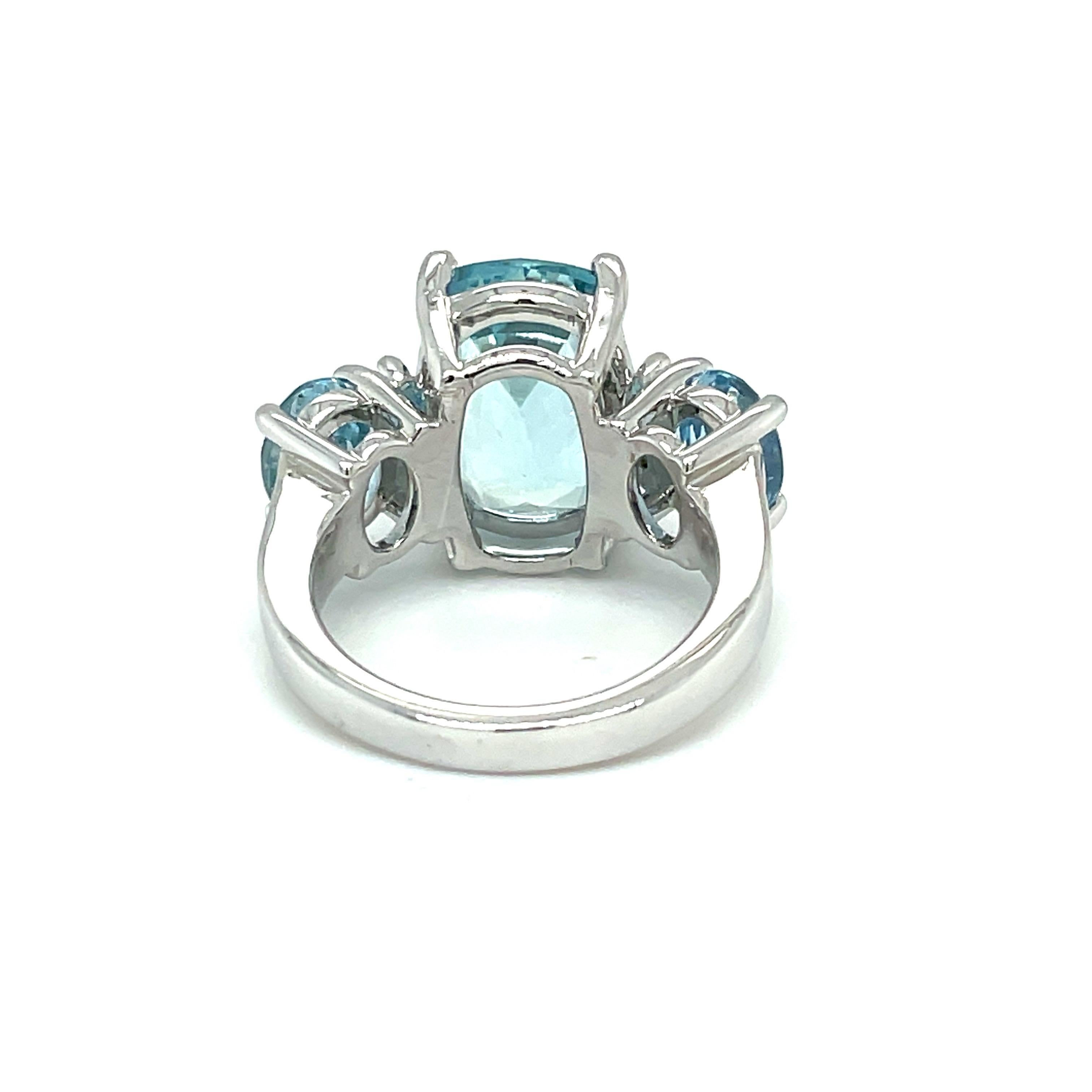 Contemporary Aquamarine and Diamond Cocktail Ring For Sale