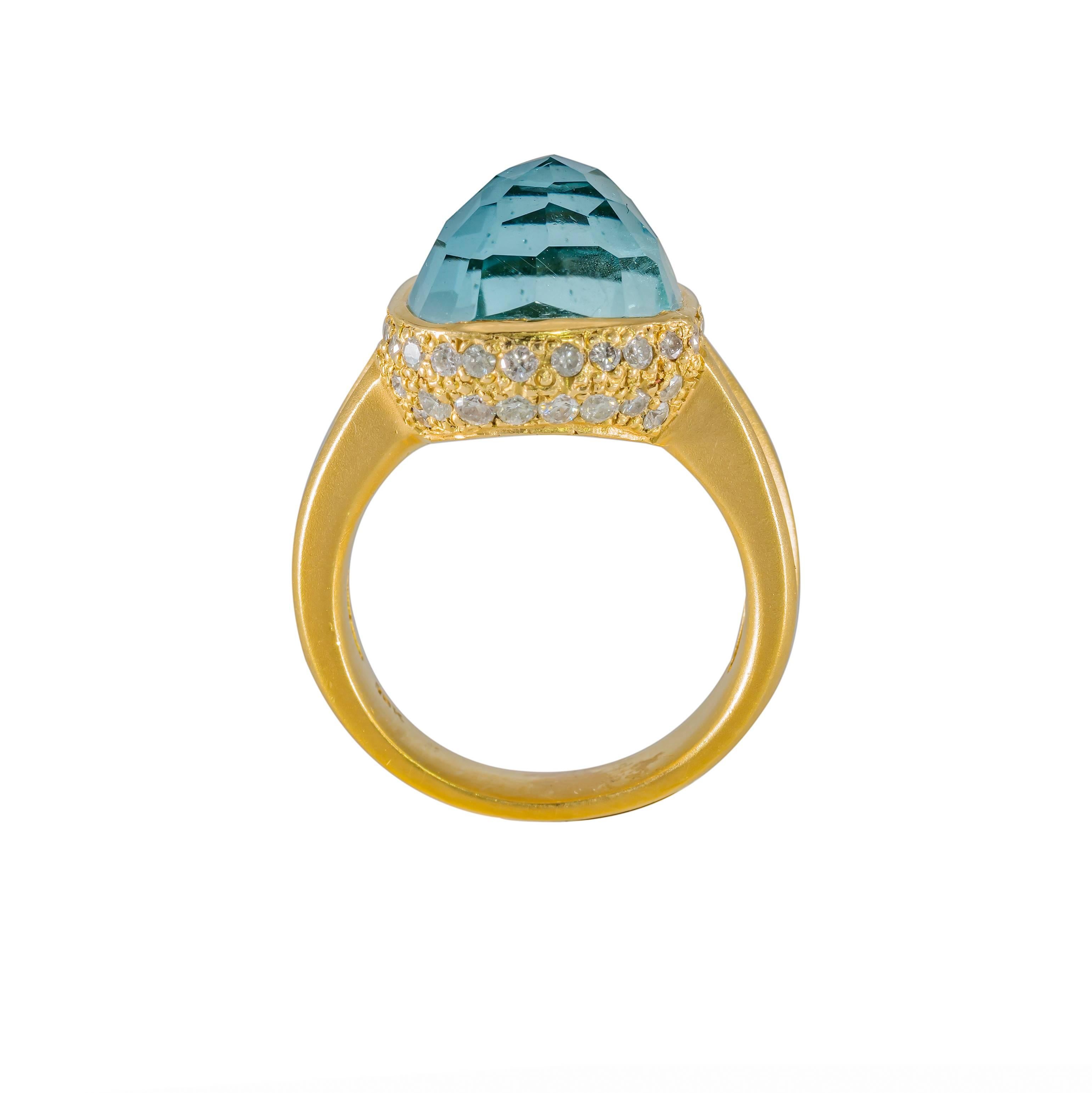 Women's or Men's Modern Cabochon Faceted Aquamarine and Diamond Yellow Gold Ring