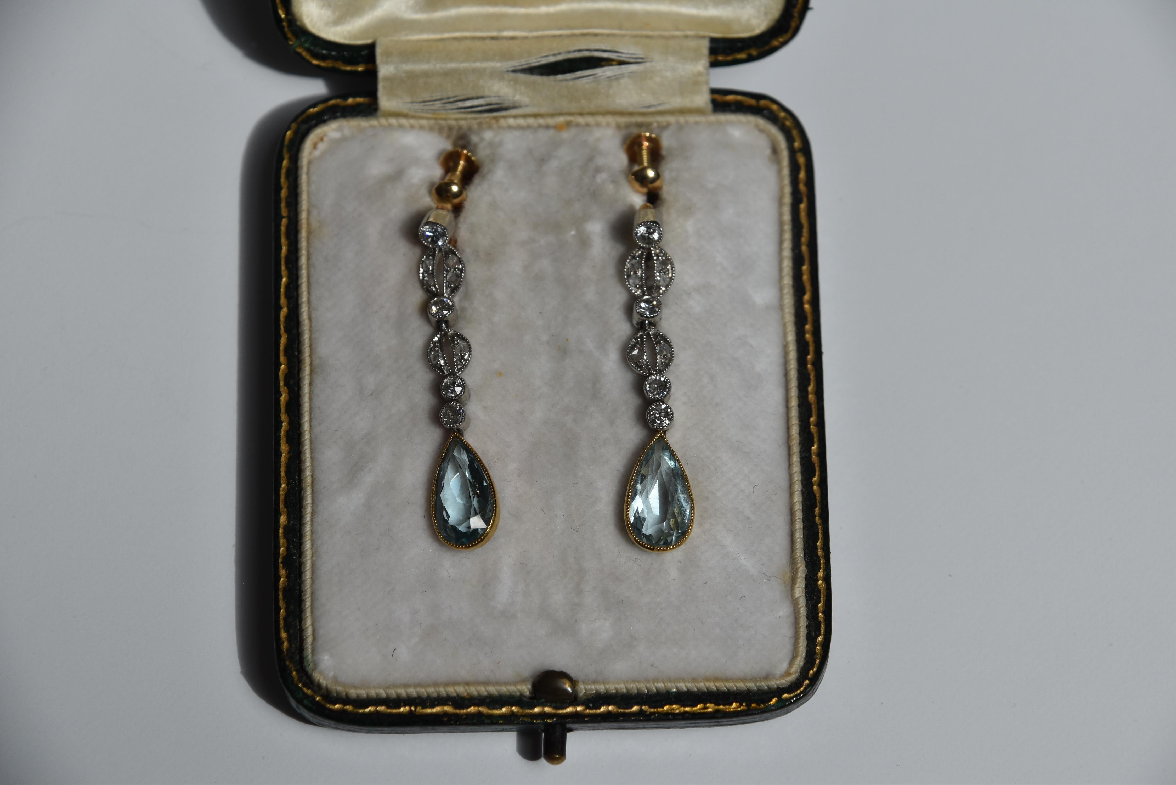 Coppia di orecchini in acquamarina e diamanti taglio rosa dell'inizio del XX secolo, i segmenti articolati sono incastonati alternativamente con diamanti vecchi a taglio circolare e maglie circolari forate incastonate di diamanti, che sospendono