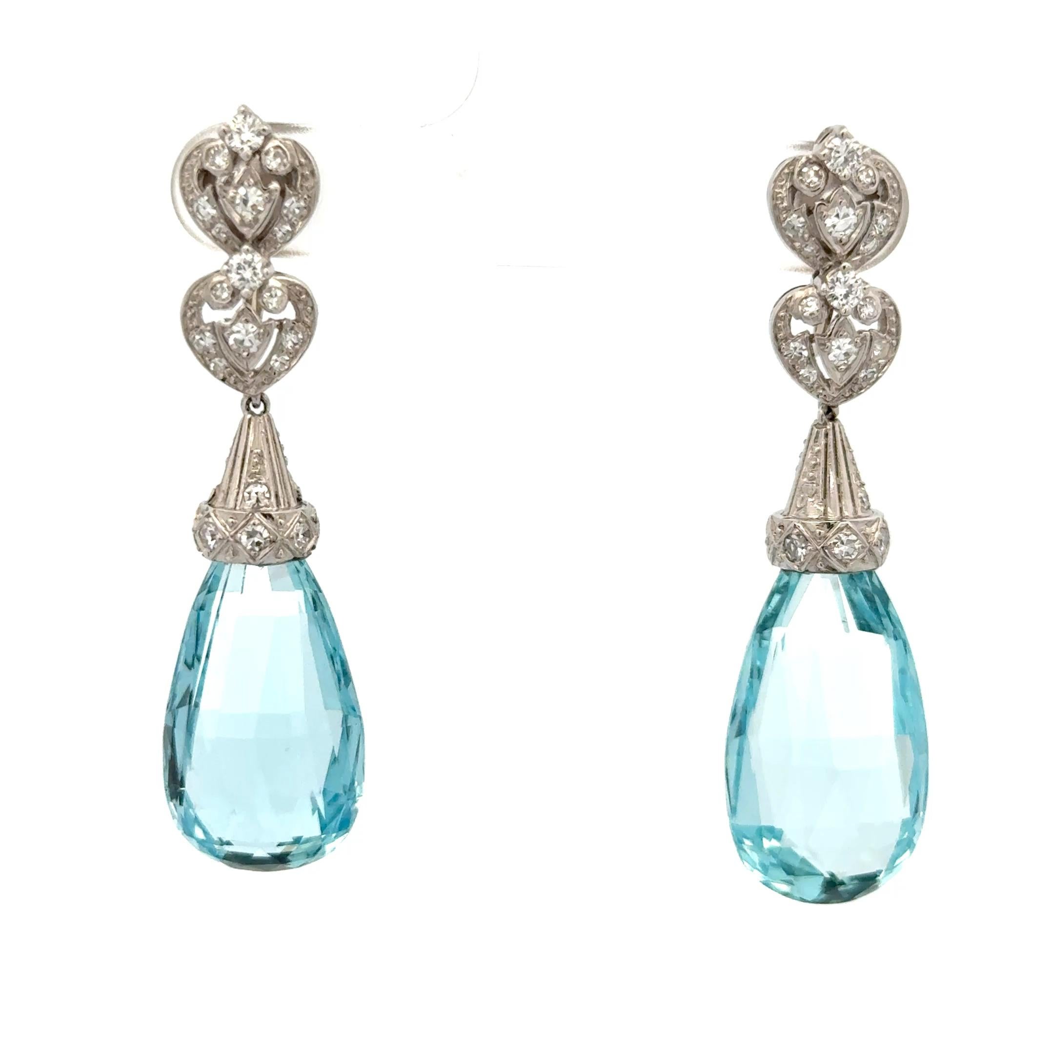 Orecchini a goccia con acquamarina e diamanti in platino. Gli orecchini presentano acquamarine con taglio briolette e diamanti con taglio rotondo. Gli orecchini misurano 1,75 pollici di lunghezza e pesano 17,5 grammi.