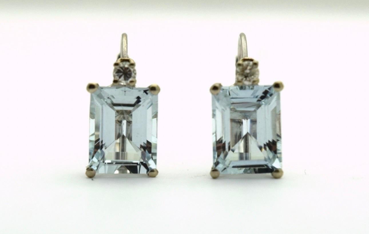 Orecchini Lever Back con gemme di acquamarina naturale 9x7mm e diamanti naturali 1,7mm di purezza VS e colore F, le squamarine sono di ottima qualità senza alcuna imperfezione, pulite con un colore blu verdastro!

Il certificato di autenticità viene