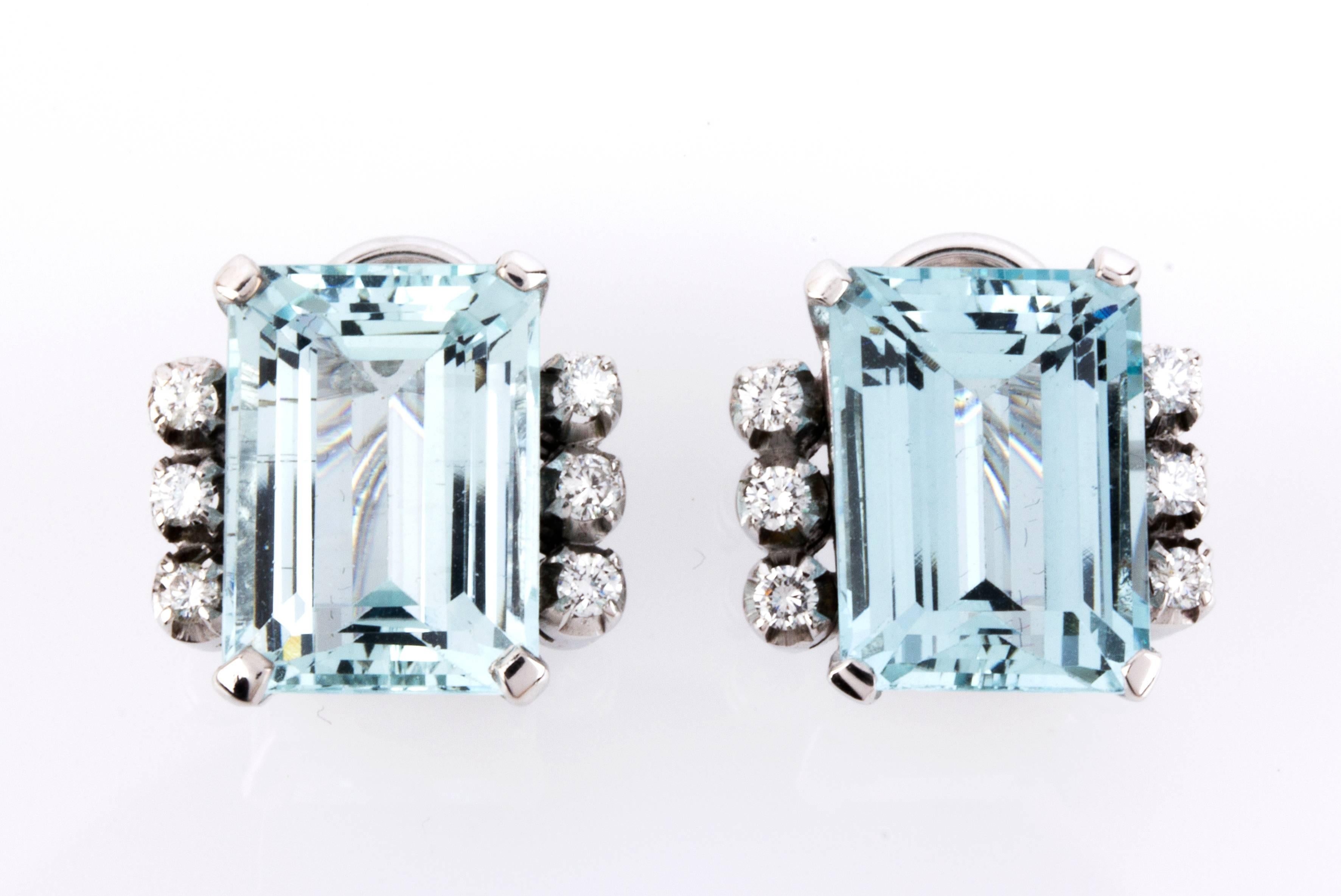 Realized in white gold, each set with step-cut aquamarine flanked by two rows of three diamonds. Weight 10.35 gr. 