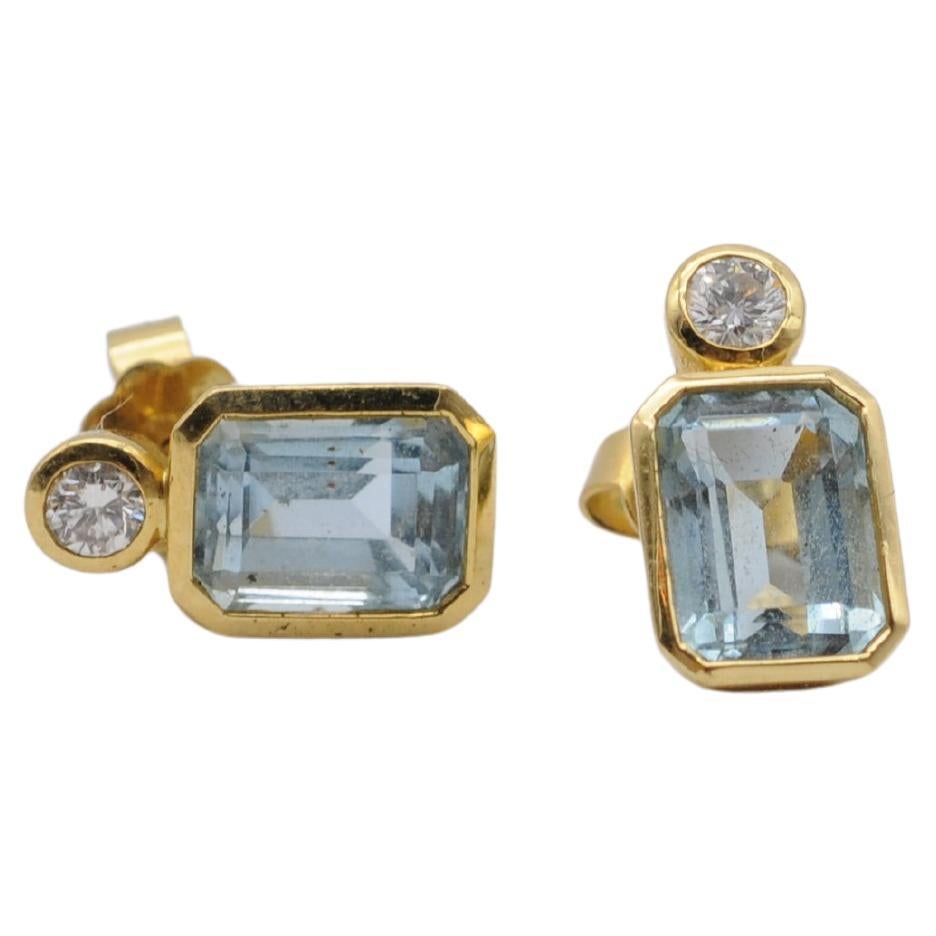 Eleganza degli orecchini in oro giallo 18k con acquamarina e diamante

Questo squisito paio di orecchini a perno in oro giallo 18 carati presenta acquamarine dal taglio smeraldo, ciascuna del peso di circa 1,30 carati, abbinate a diamanti dal taglio