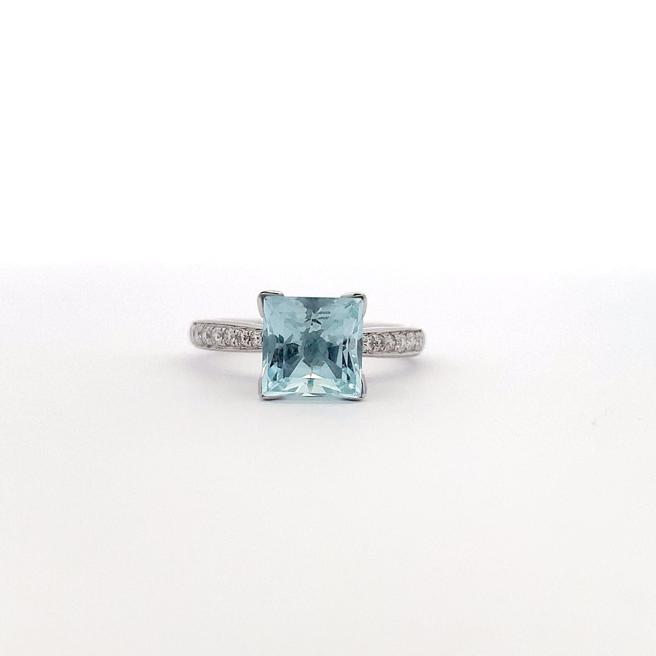 Aquamarin und Diamant Verlobungsring 18k Weißgold (Carréschliff) im Angebot
