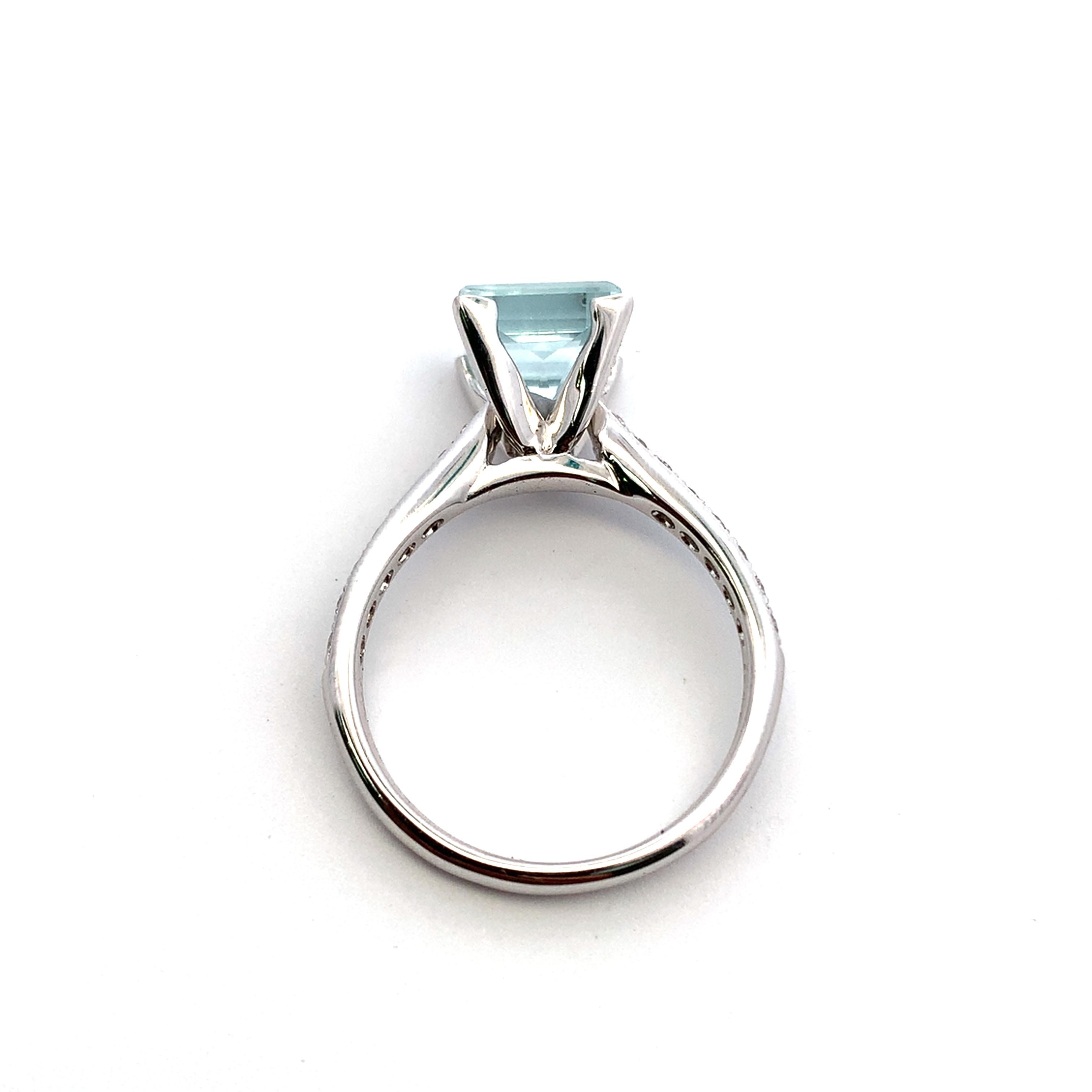Aquamarin und Diamant Verlobungsring 18k Weißgold im Zustand „Neu“ im Angebot in London, GB
