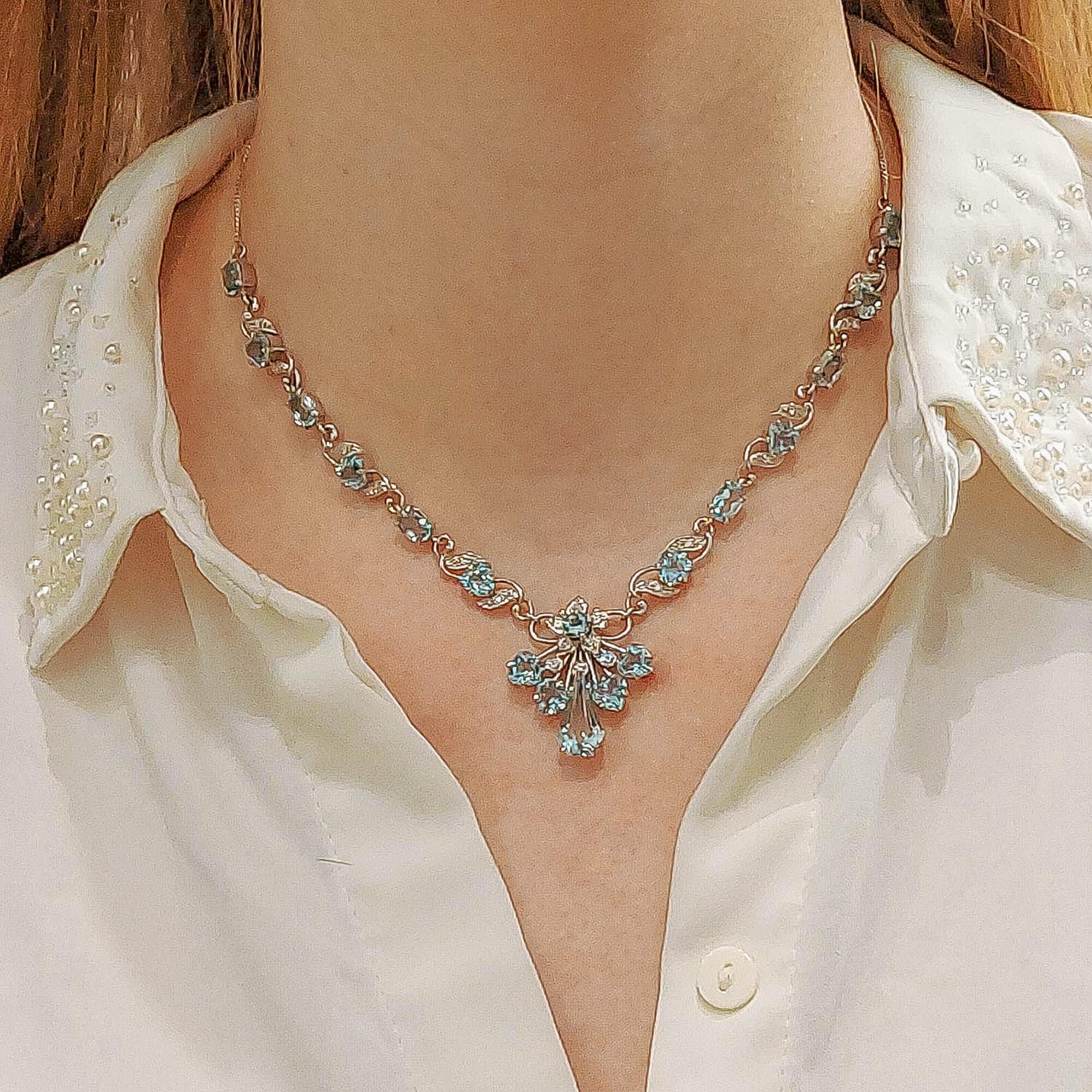 Florale Halskette mit Aquamarin und Diamant aus 18 Karat Weißgold für Damen oder Herren im Angebot