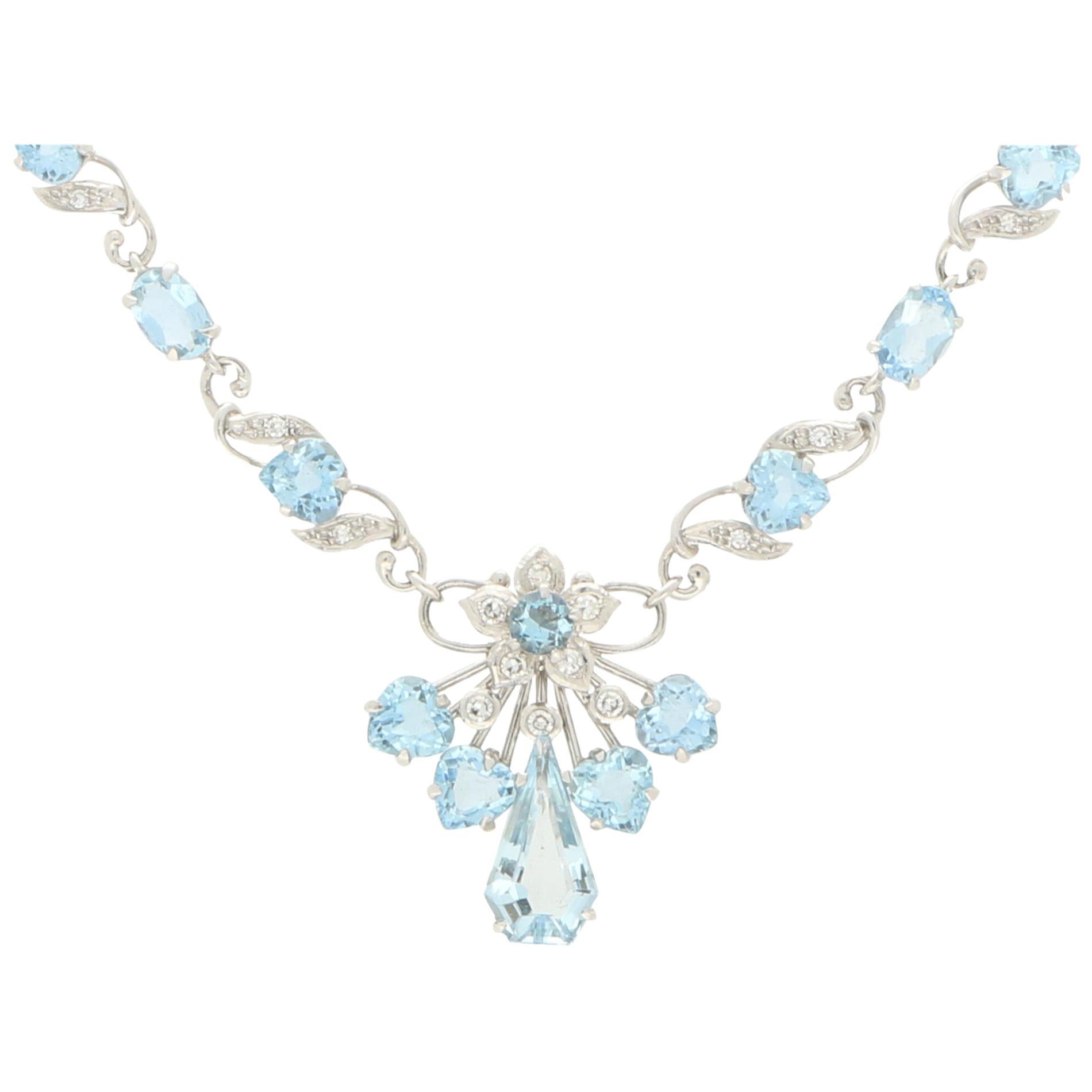 Florale Halskette mit Aquamarin und Diamant aus 18 Karat Weißgold im Angebot