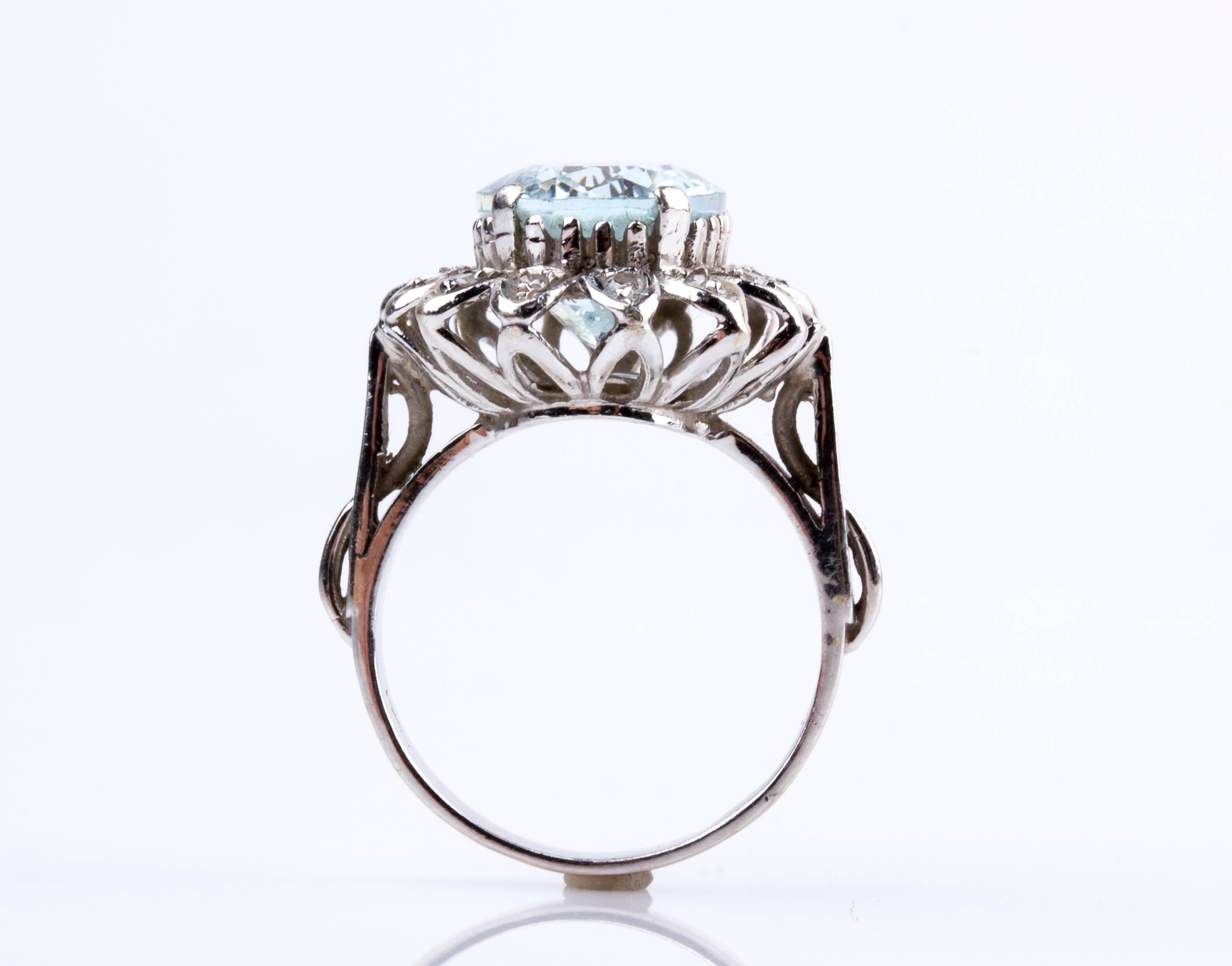 Aquamarine and Diamond Gold Ring In Good Condition For Sale In Rome, IT