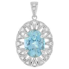 Pendentif en or blanc 18 carats avec halo d'aigue-marine et de diamants de style Classic