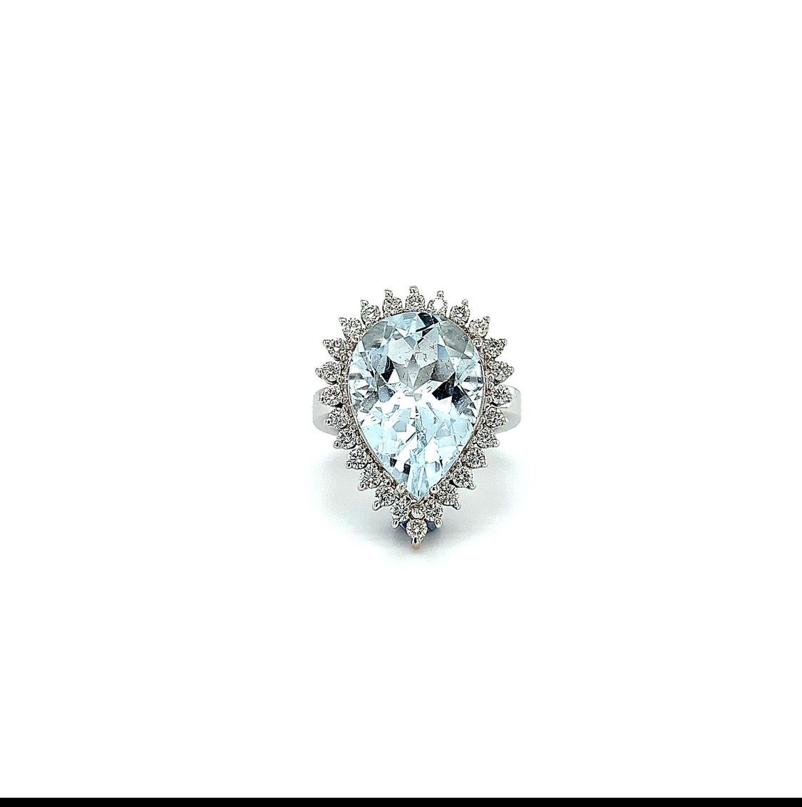 Aquamarine and diamond halo cluster art deco cocktail ring 18k white gold In New Condition For Sale In London, GB