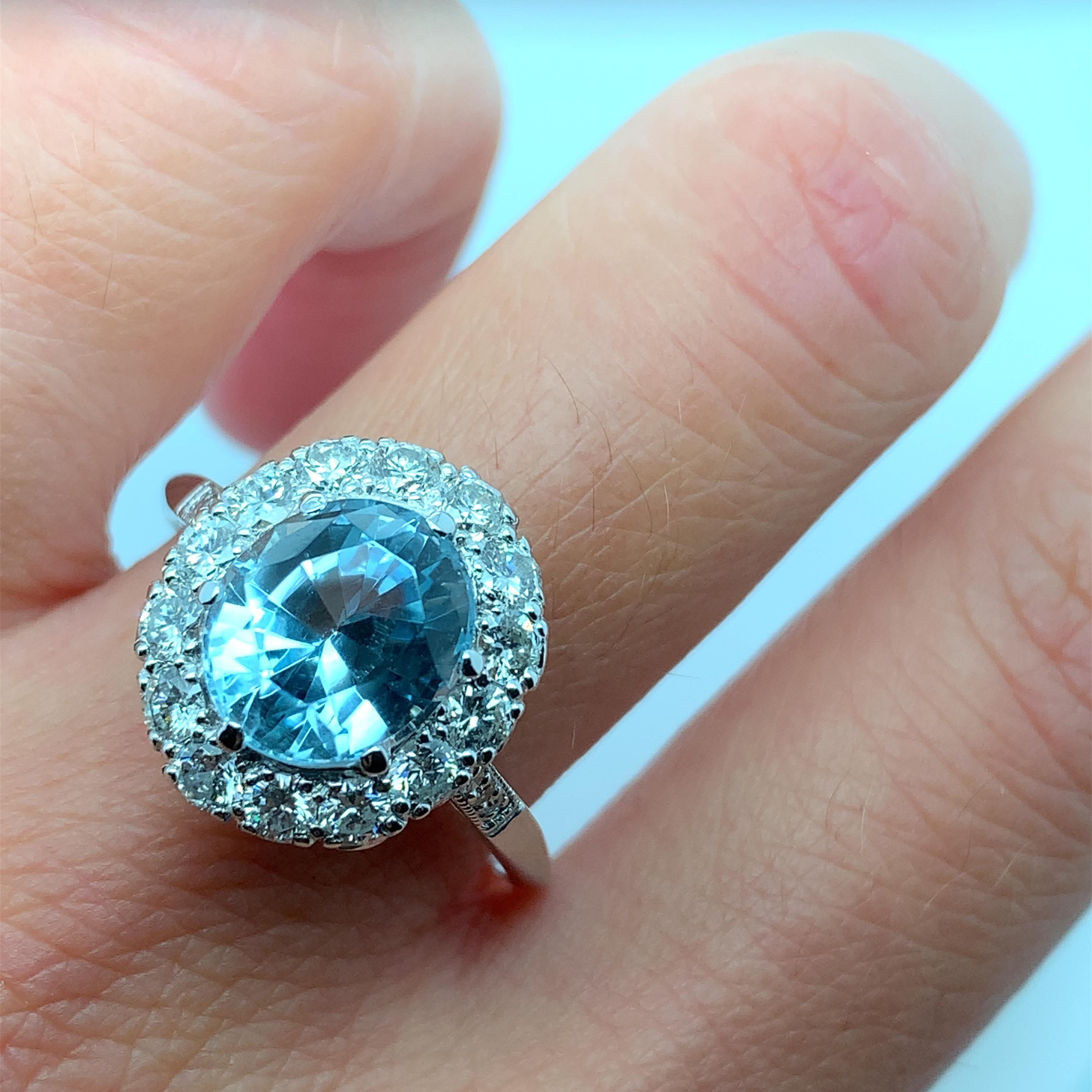Este precioso anillo presenta una impresionante aguamarina de 4,28 ct y un diamante en un engaste clásico de racimo. Elaborado en platino con un ancho de banda de 2 mm, este anillo es perfecto para cualquier ocasión de compromiso o cóctel. El