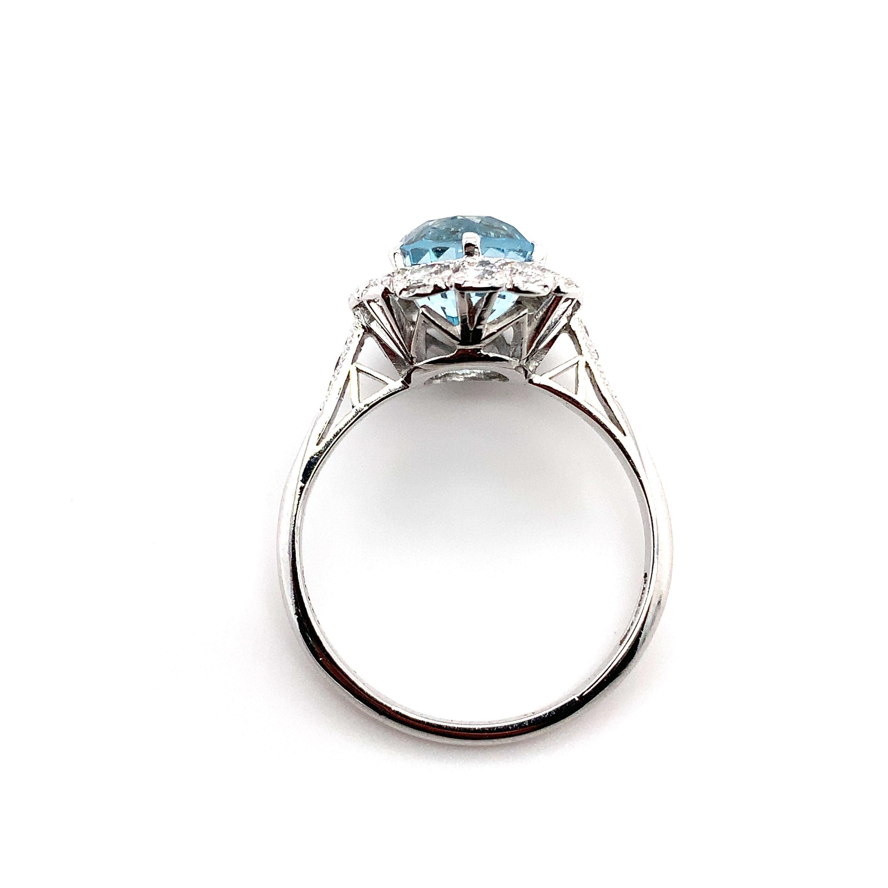 Anillo de cóctel art decó de platino con aguamarina y halo de diamantes Corte oval en venta