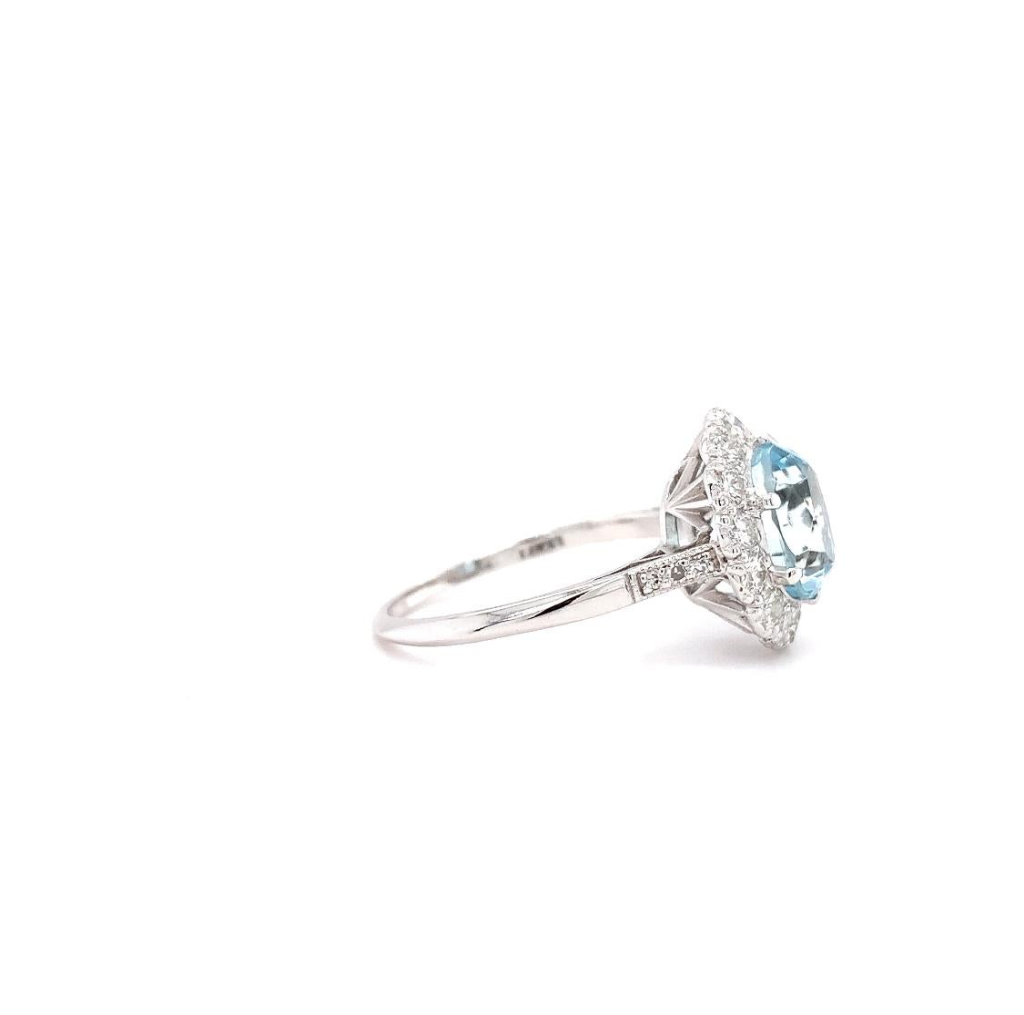 Anillo de cóctel art decó de platino con aguamarina y halo de diamantes en venta 1