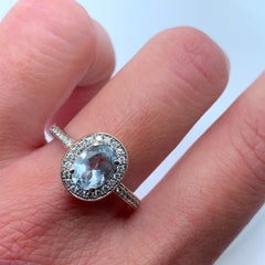 Bague de fiançailles en or blanc avec halo d'aigue-marine et de diamants