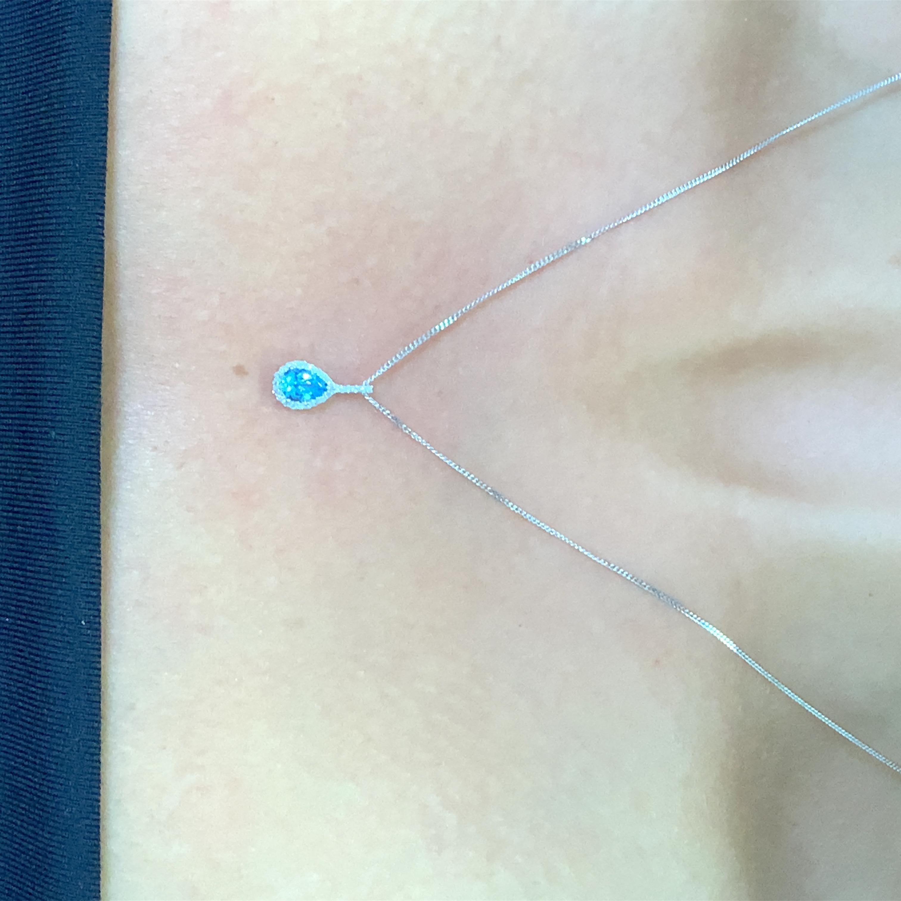 Eleva la tua collezione di gioielli con questa splendida collana con ciondolo solitario con acquamarina e diamanti da 0,50 carati. Realizzata in oro bianco 9ct, questa collana presenta una bellissima pietra di acquamarina a forma di pera circondata
