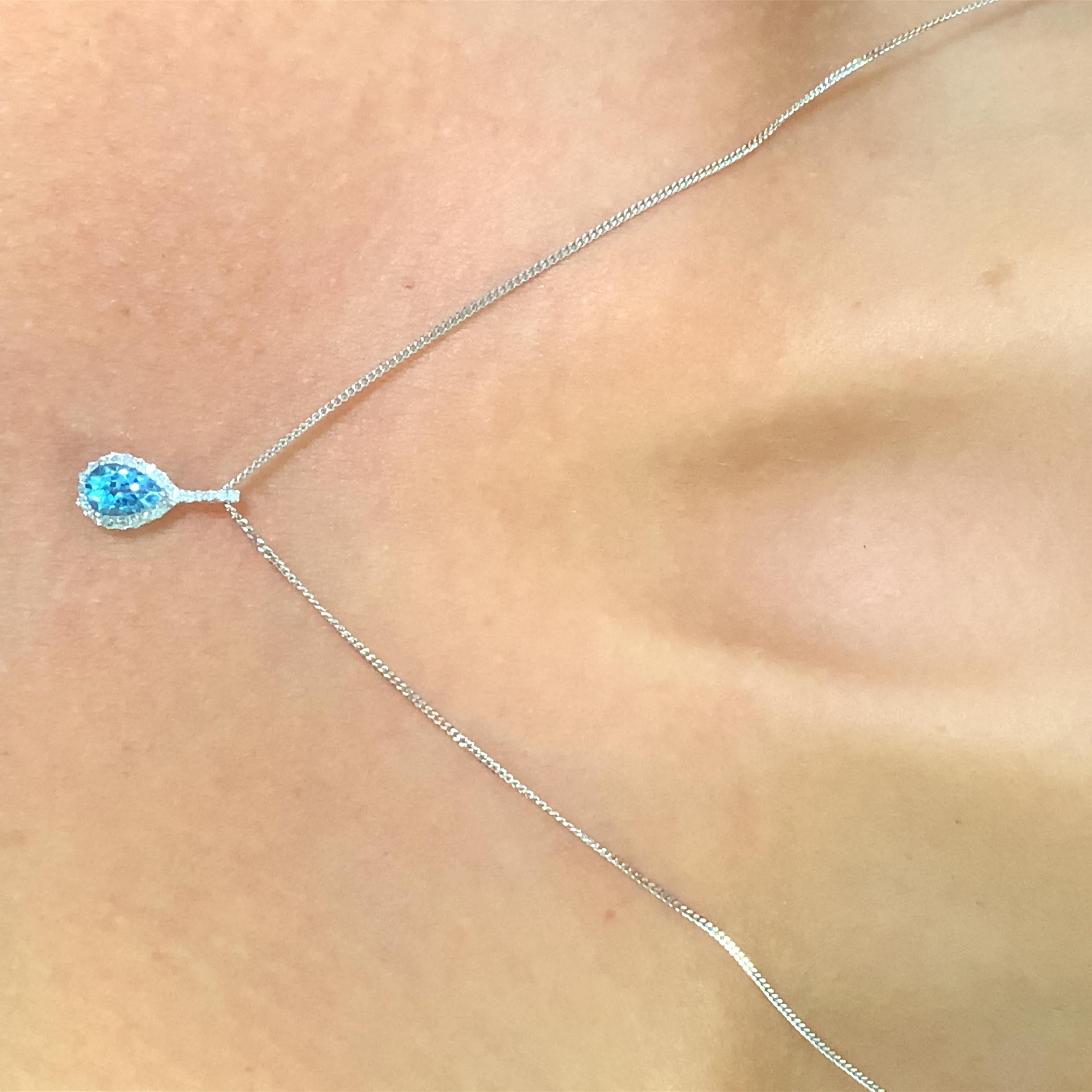 Moderno Collana con ciondolo a goccia a forma di pera con acquamarina e diamanti in oro bianco in vendita