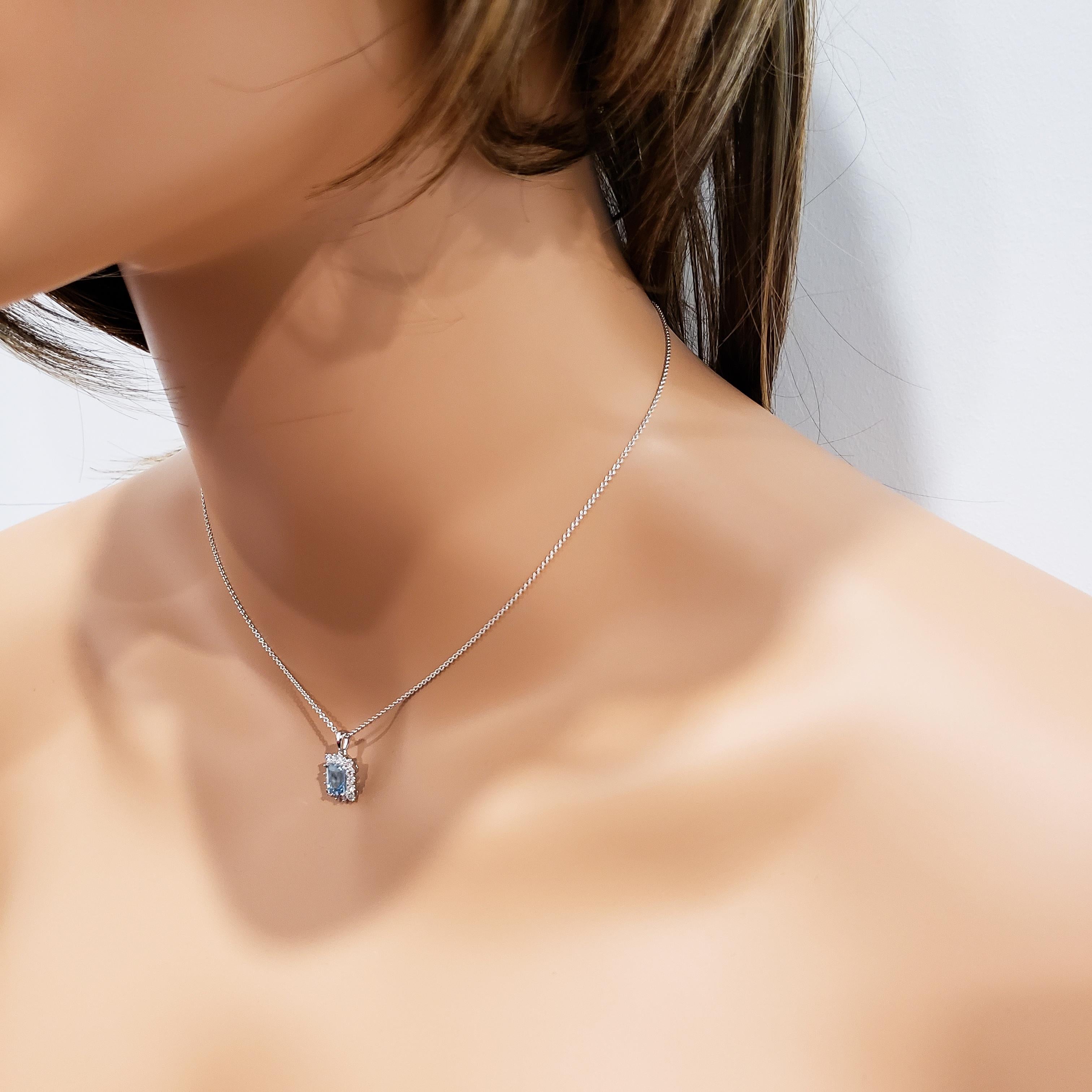 Roman Malakov Aquamarine and Diamond Halo Pendant Necklace In New Condition In New York, NY