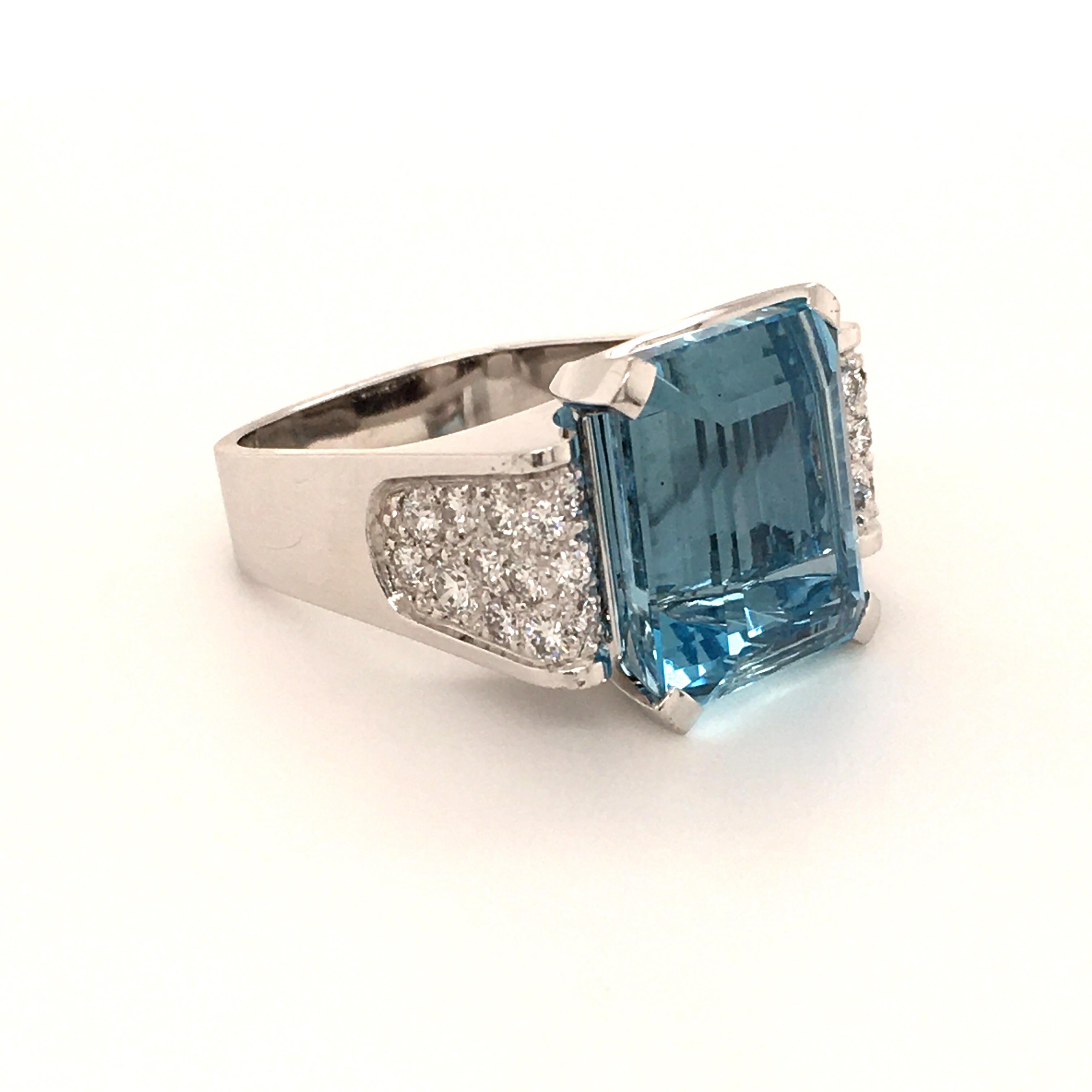 Timeless 18 KT White Gold Ring with a beautiful aquamarine of 14.90 ct, octagonal faceted. Further set with 34 brilliant-cut diamonds tot. 1.21 ct. 

Ring Size: 56 / US 7.5

