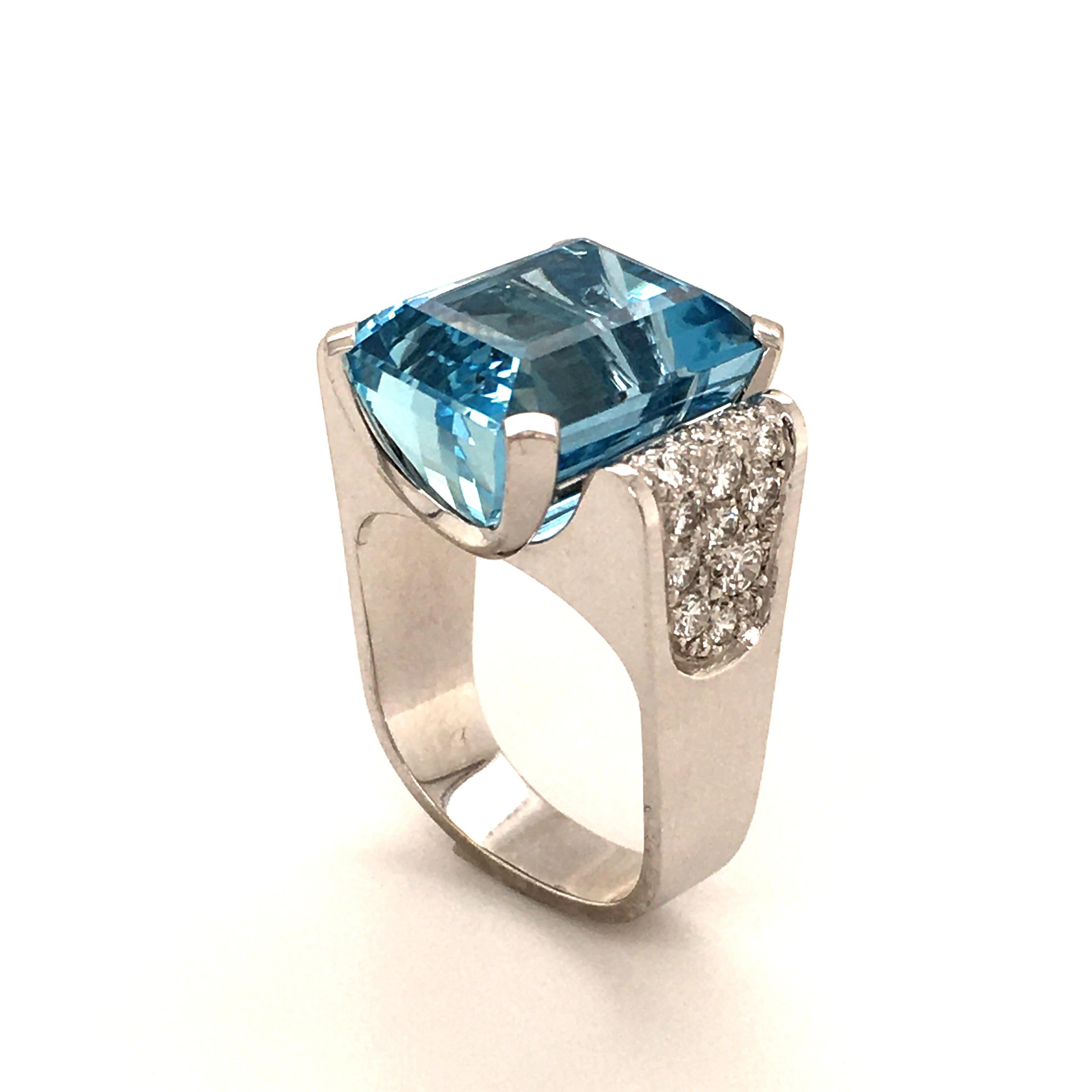Aquamarine and Diamond in White Gold In Good Condition For Sale In Lucerne, CH
