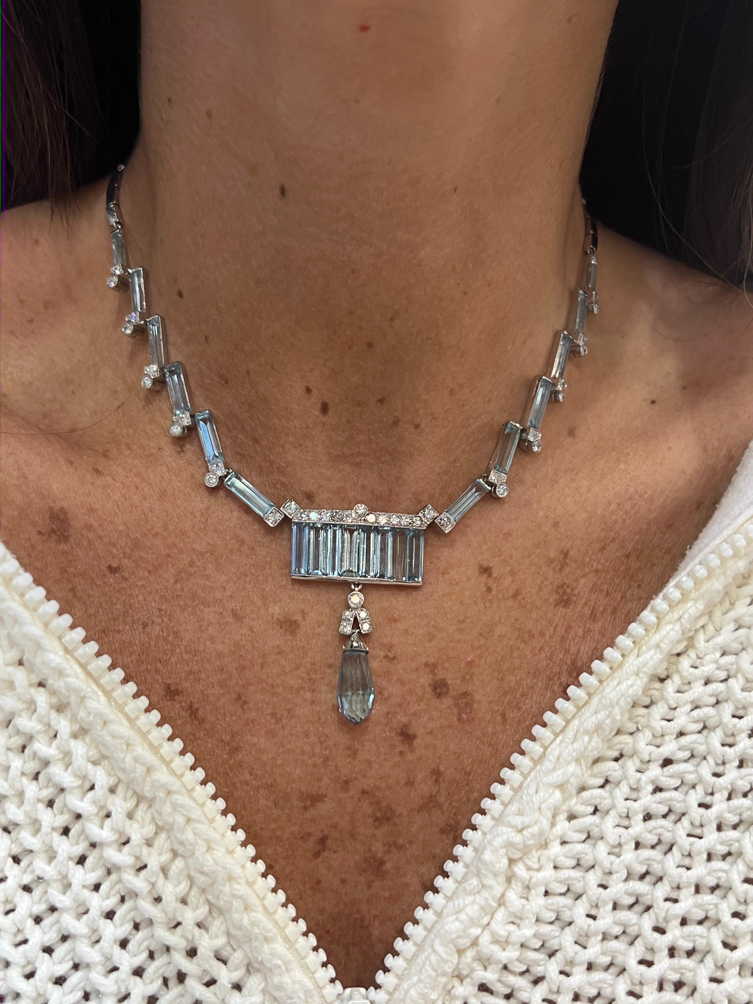 Collana con acquamarina e diamanti 

Collana in oro bianco con acquamarine tagliate a baguette e una goccia di acquamarina briolette, impreziosita da diamanti rotondi.

Peso approssimativo della goccia di acquamarina: 5,57 carati
Peso approssimativo