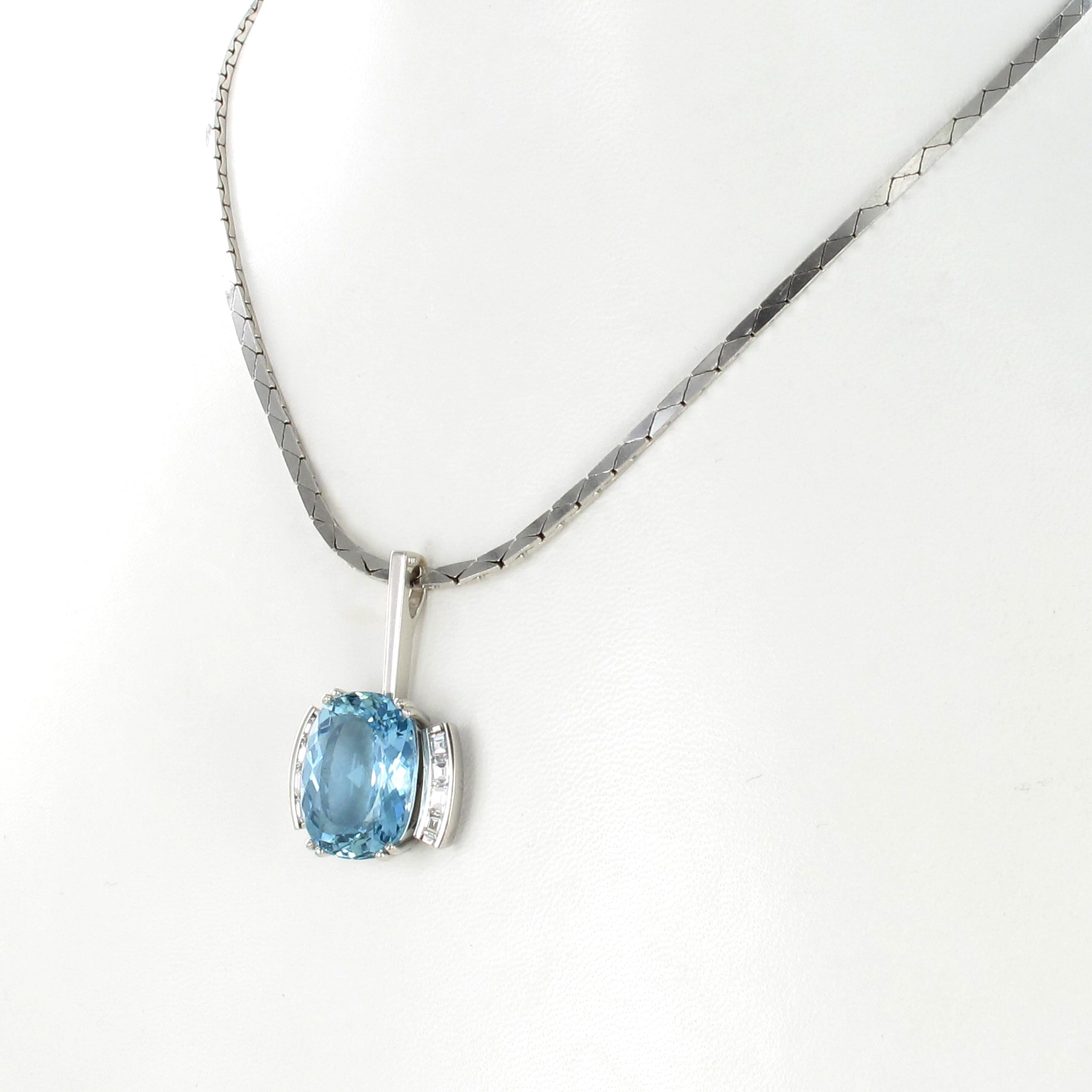 This beautiful necklace features a cushion shaped aquamarine of approximately 10.70 carats, arfully set in a mounting of platinum 950.
Accented by 8 trapezoidal cut diamonds of G/H colour and vs clarity, total weight approximately 0.80