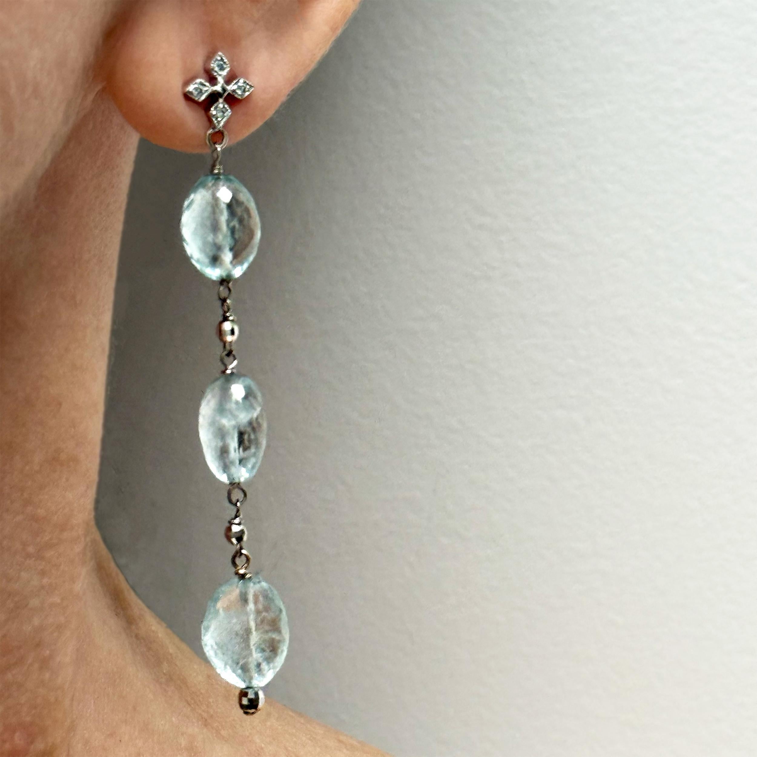 Diese wunderschönen und beruhigenden Aquamarin-Tropfen sind einzeln von Hand gewickelt und hängen an Ohrsteckern aus 18 Karat Weißgold mit Diamantenpavé. Sie sind mit zarten, facettierten Weißgoldperlen verziert und strahlen eine harmonische,