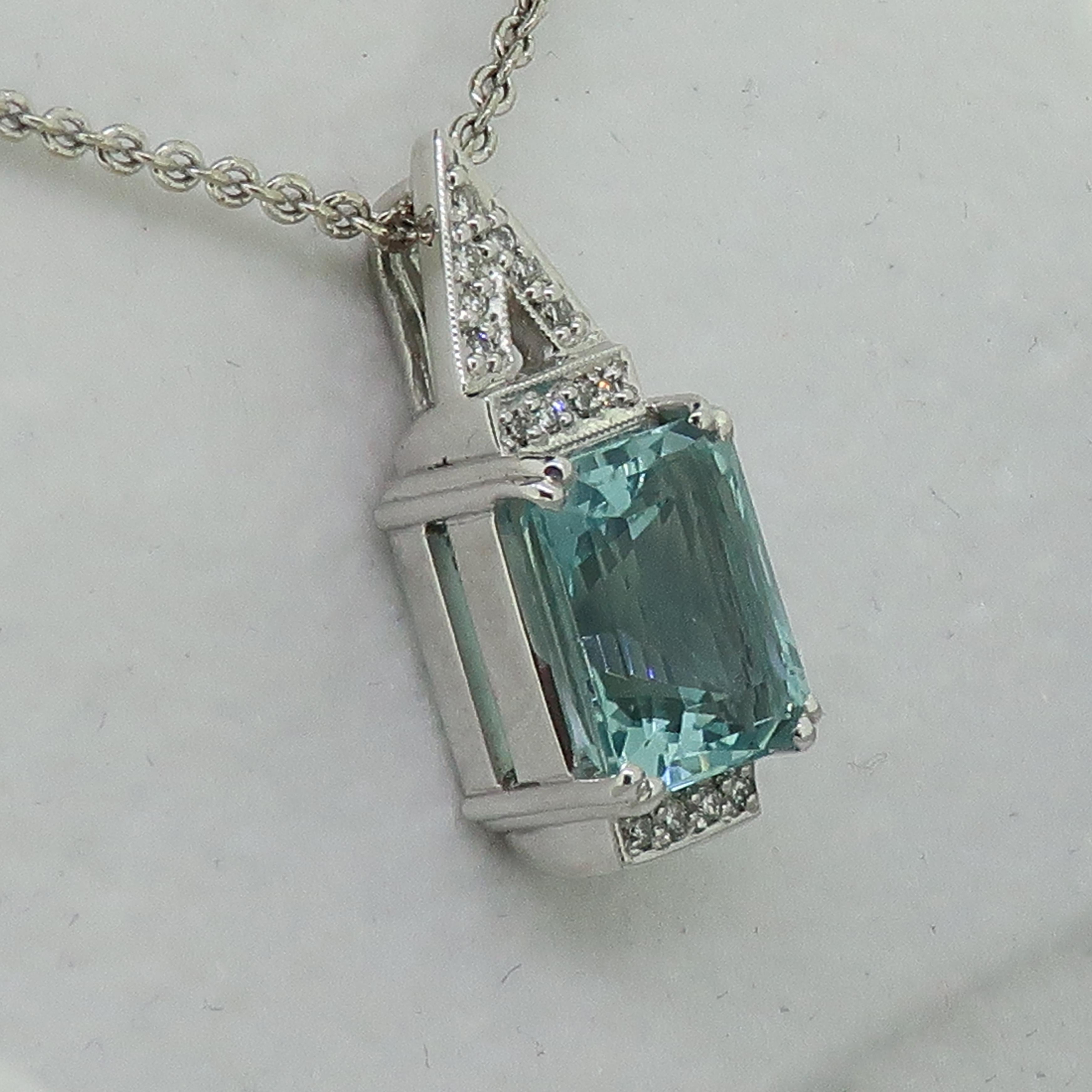 Aquamarine and Diamond Pendant 18 Karat White Gold In New Condition For Sale In East Grinstead, GB