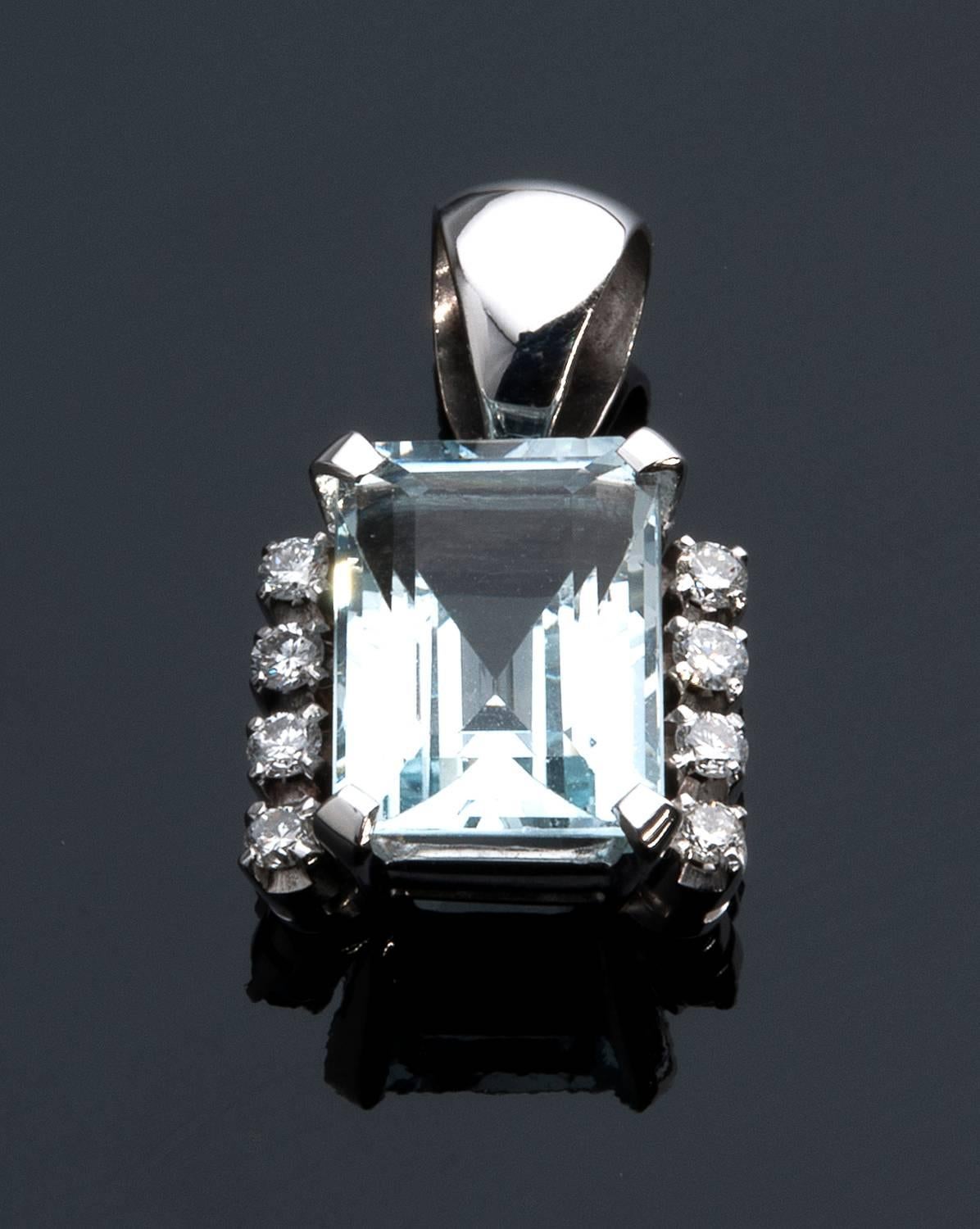 Aquamarine and Diamond Pendant In Excellent Condition For Sale In Rome, IT