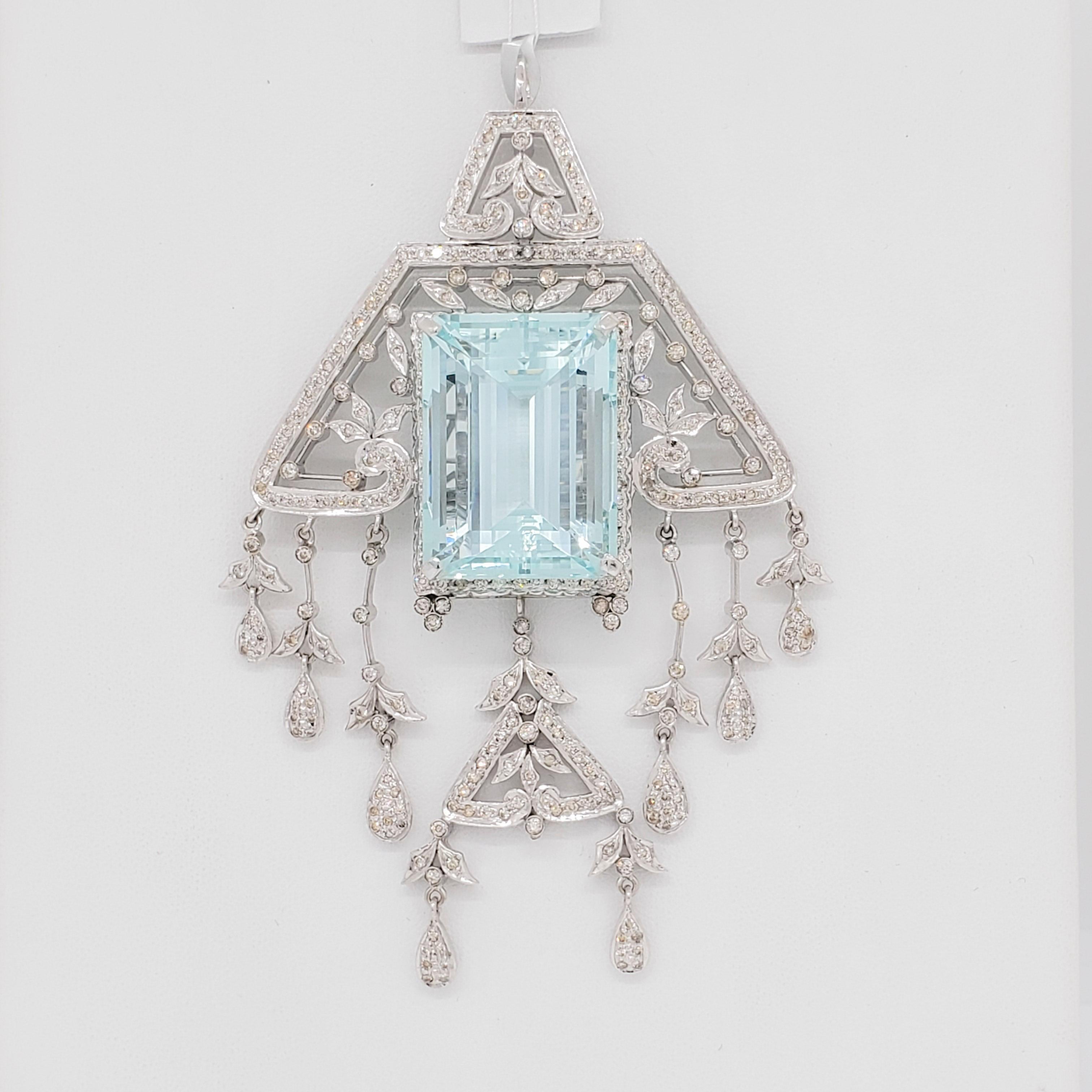 Splendida acquamarina da 80,00 ct. taglio smeraldo con 2,50 ct. di diamanti bianchi di buona qualità.  Realizzato a mano in oro bianco 18 carati.