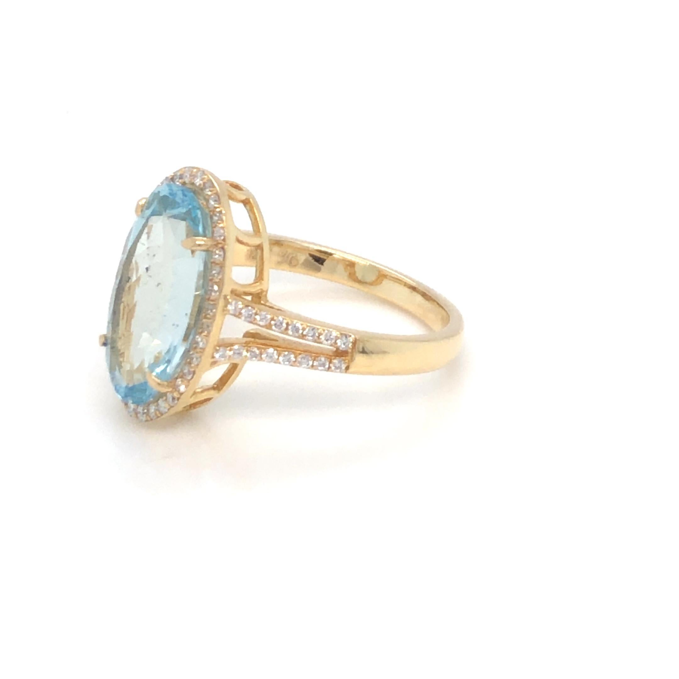 Oval Cut Aquamarine and Diamond Ring 18K Yellow Gold For Sale
