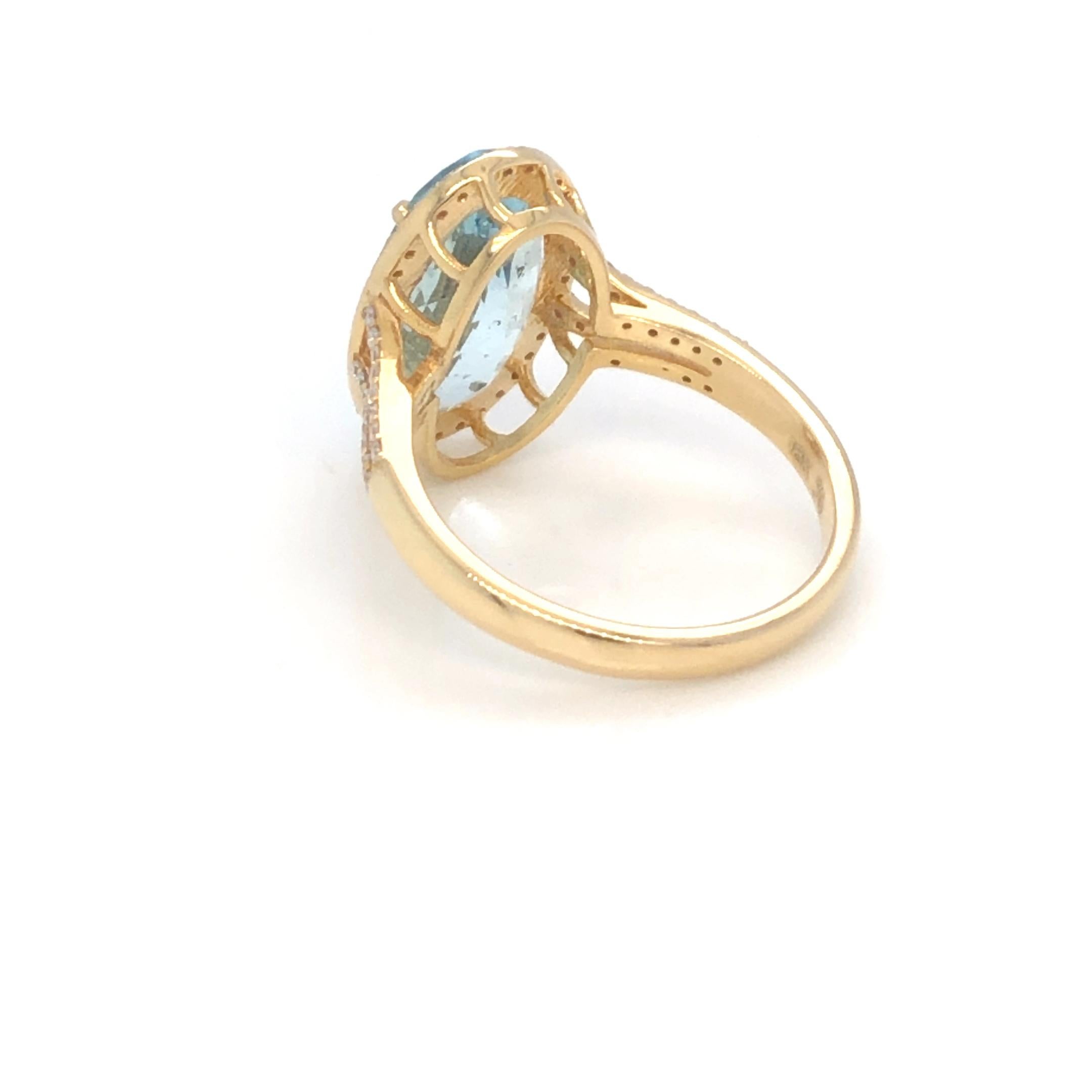 Aquamarine and Diamond Ring 18K Yellow Gold In New Condition For Sale In Dallas, TX