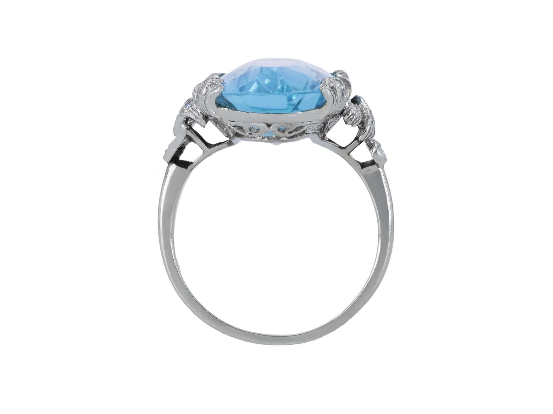 Taglio ovale Anello con acquamarina e diamanti, 1920 circa. in vendita