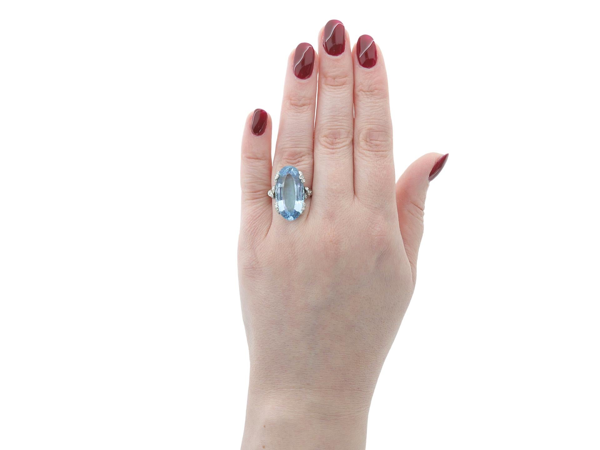 Anello con acquamarina e diamanti, 1920 circa. In condizioni buone in vendita a London, GB